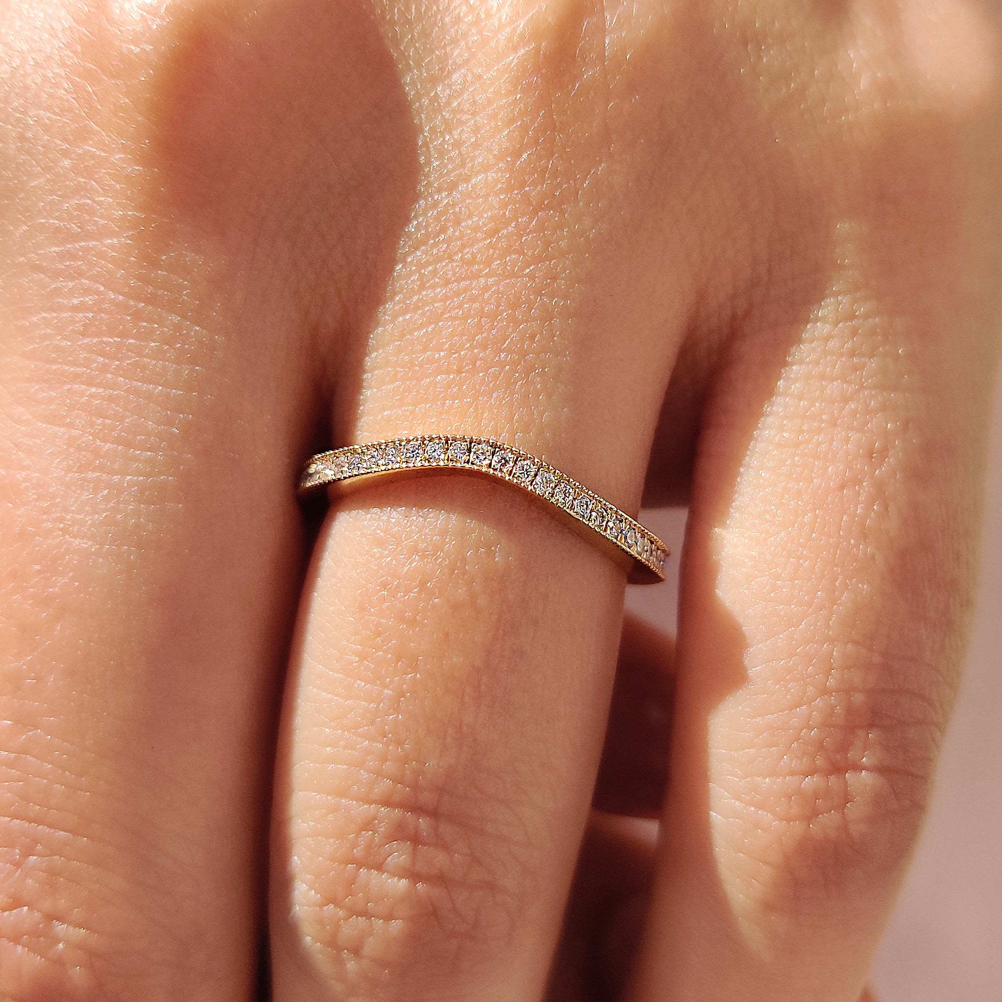 Round Diamond Curved Wedding Ring With Milgrain style