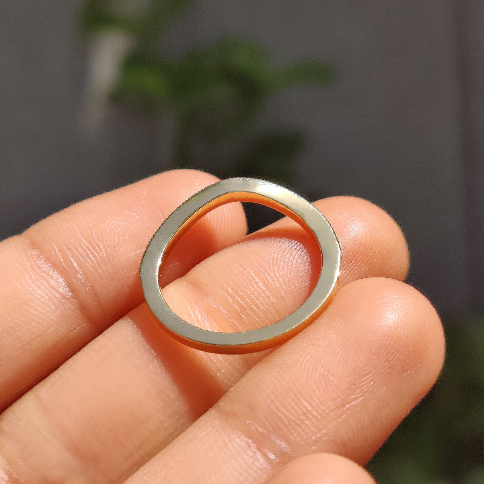 Round Diamond Curved Wedding Ring With Milgrain style