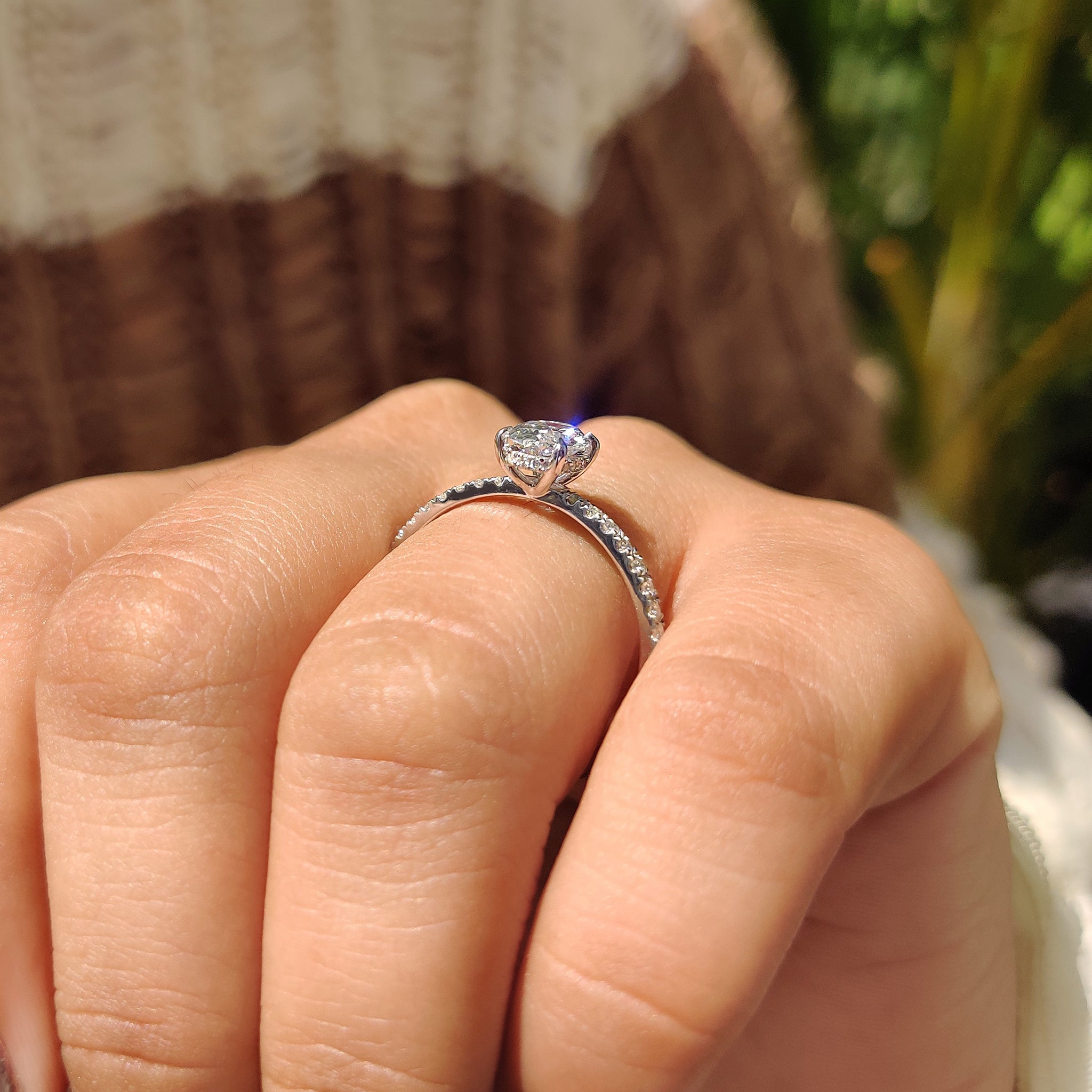 4 claw prong setting oval diamond ring.