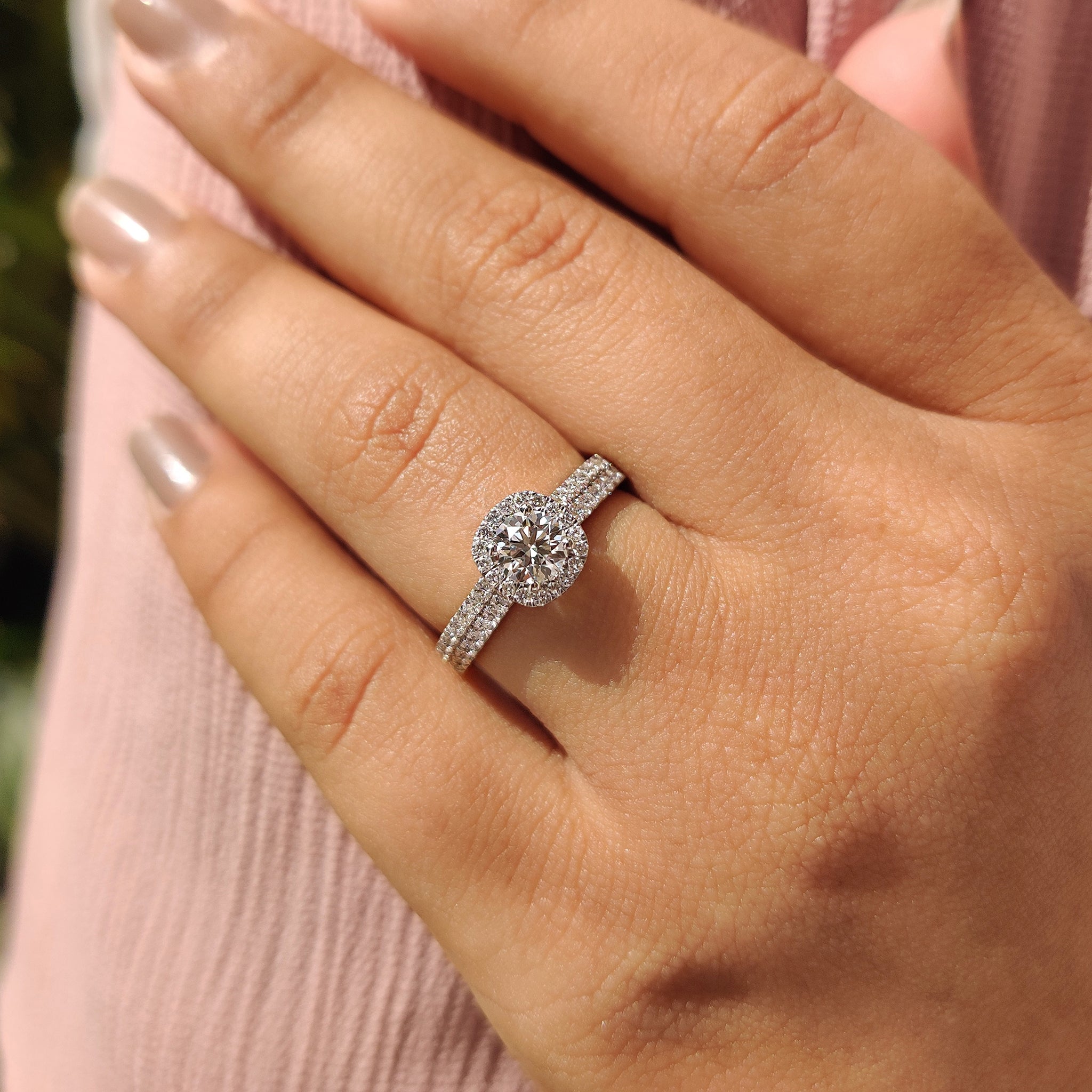 4 prong setting on white gold engagement ring.
