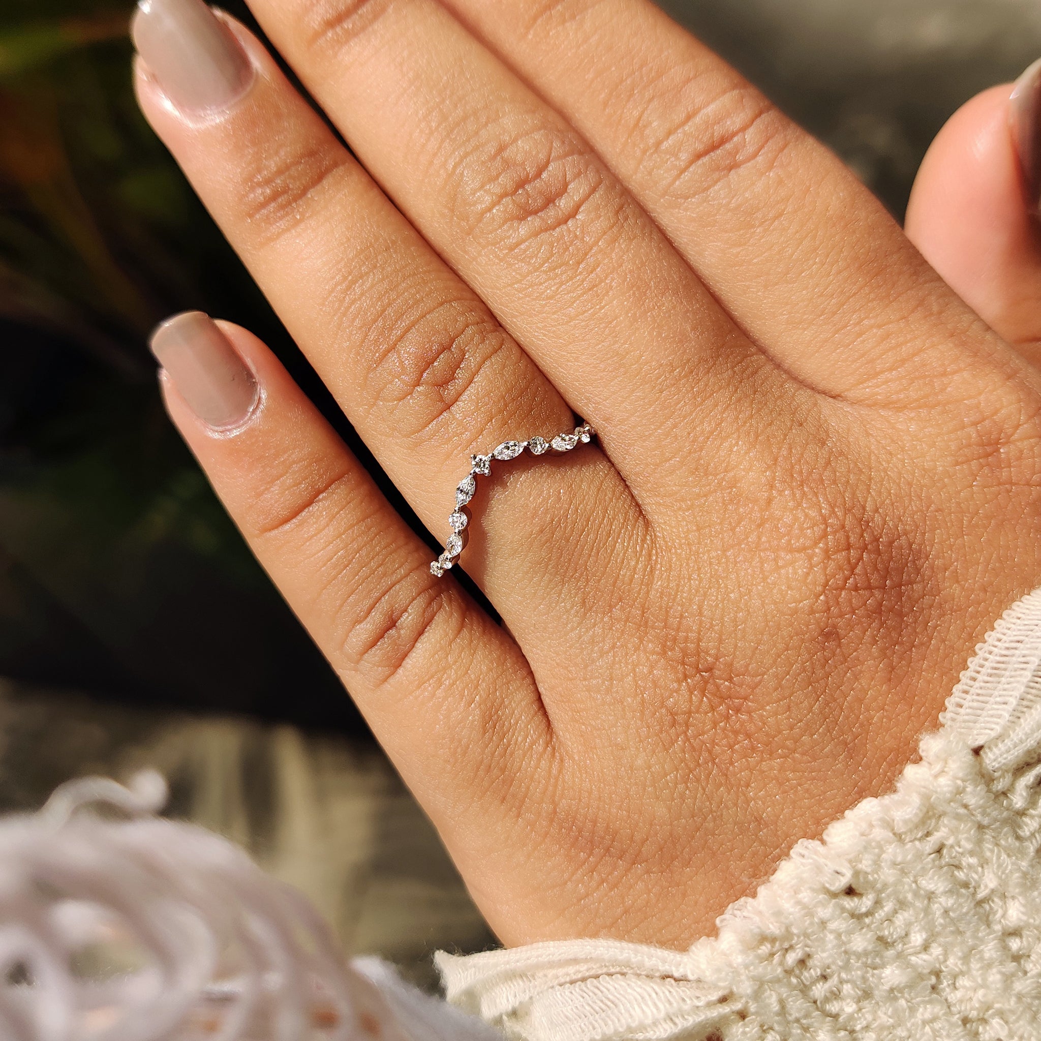 Carat diamonds wedding band with u shaped style.

