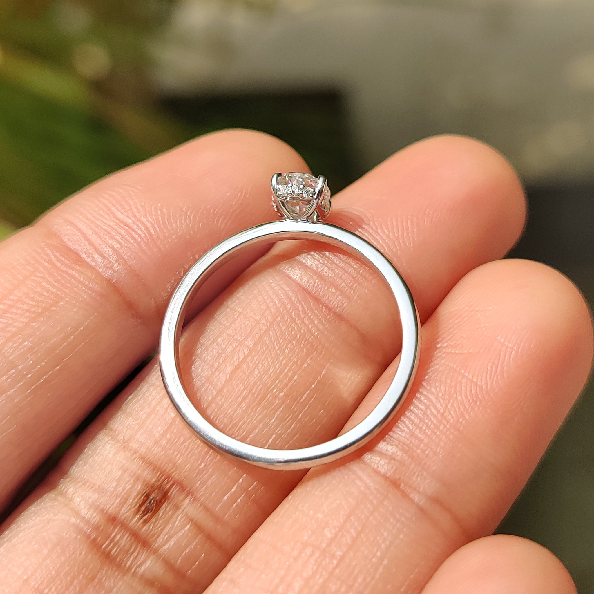4 claw prong holding oval cut engagement ring.
