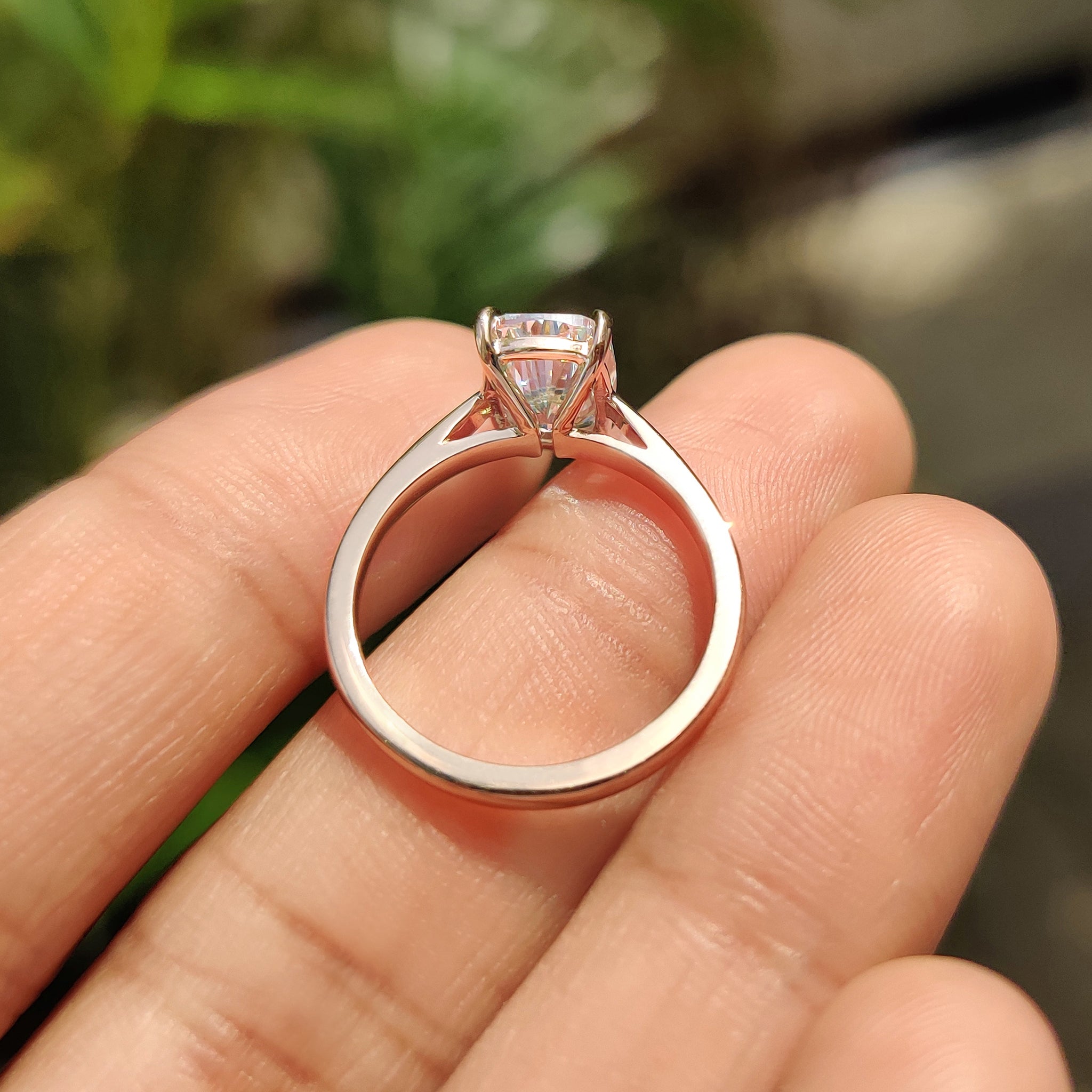4 claw prong setting with rose gold engagement ring.
