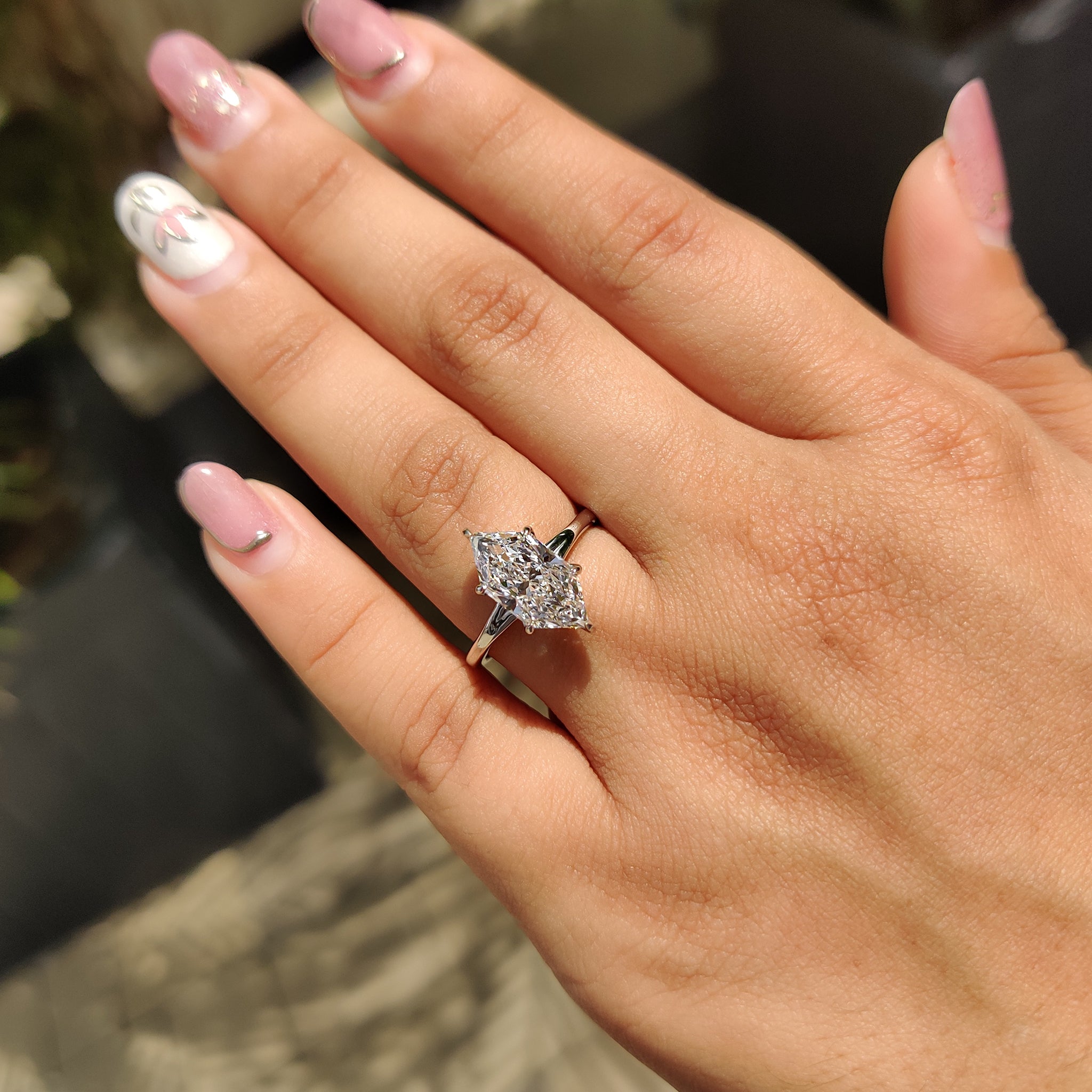 6 claw prong setting in white gold engagement ring.
