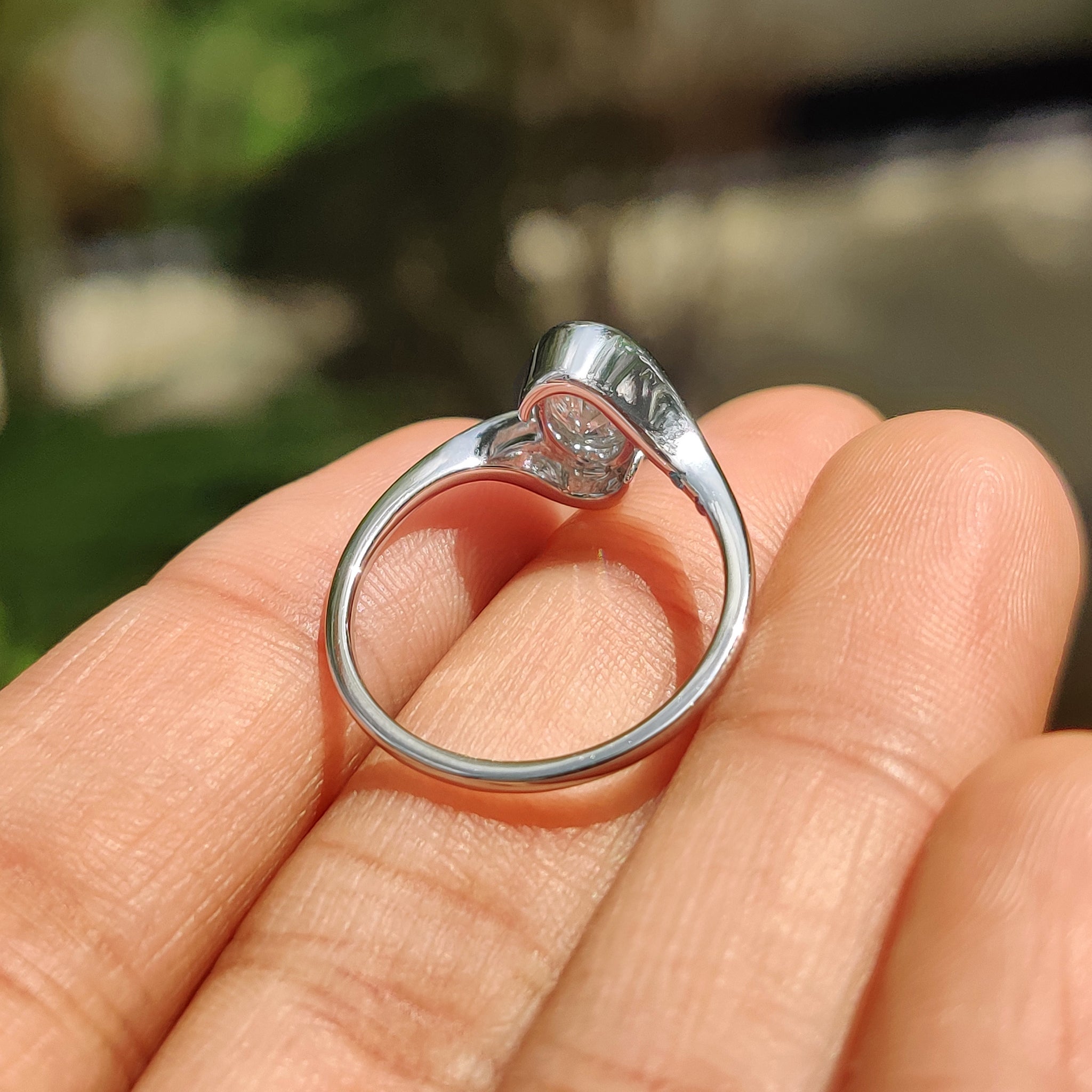 Lab grown diamond oval ring with IGI certification and bypass design.

