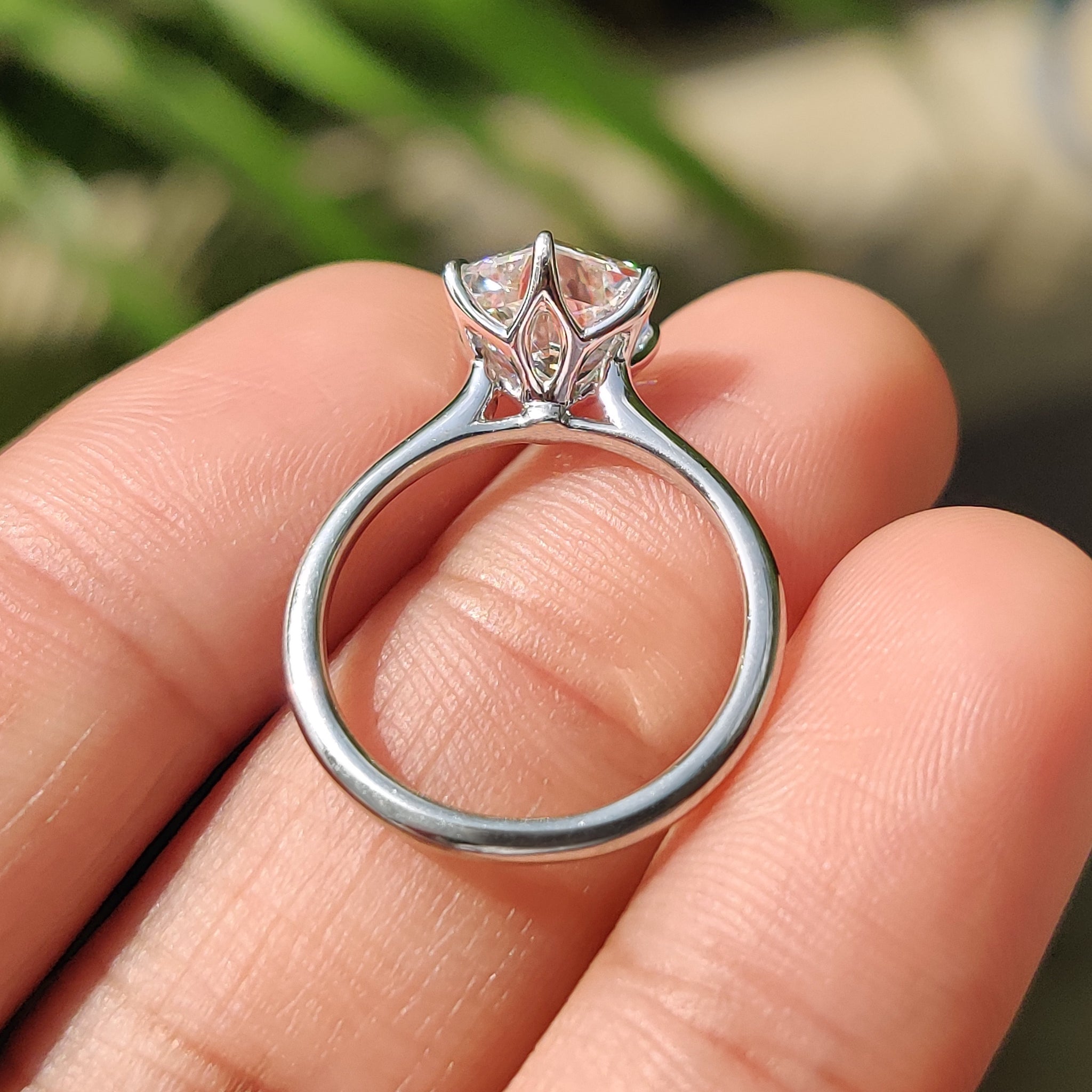 White gold engagement ring with 6 claw prong setting.