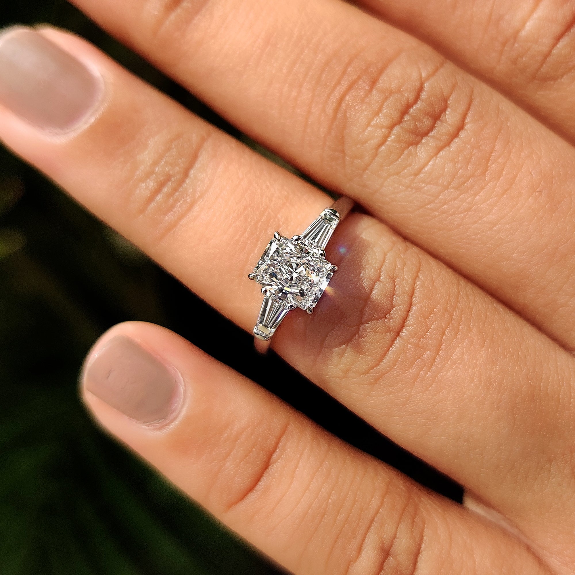 4 claw prong setting with white gold ring.
