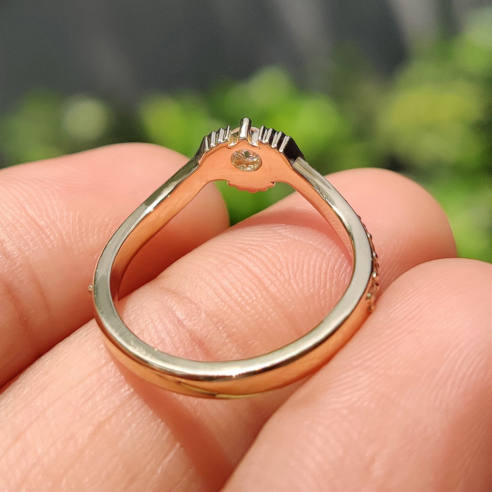 Round cut engagement ring in yellow gold diamond ring.
