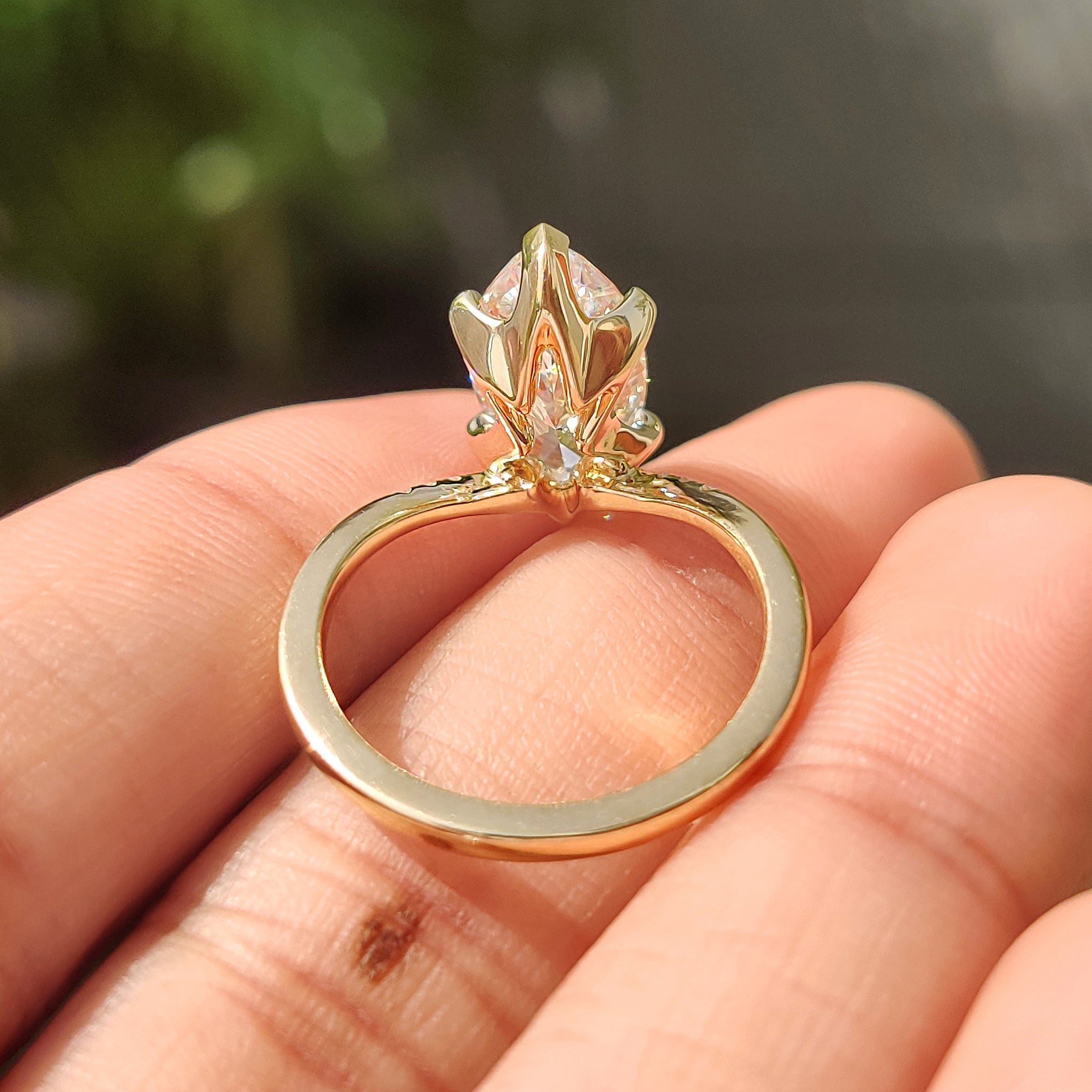 Claw and V shape prong marquise ring