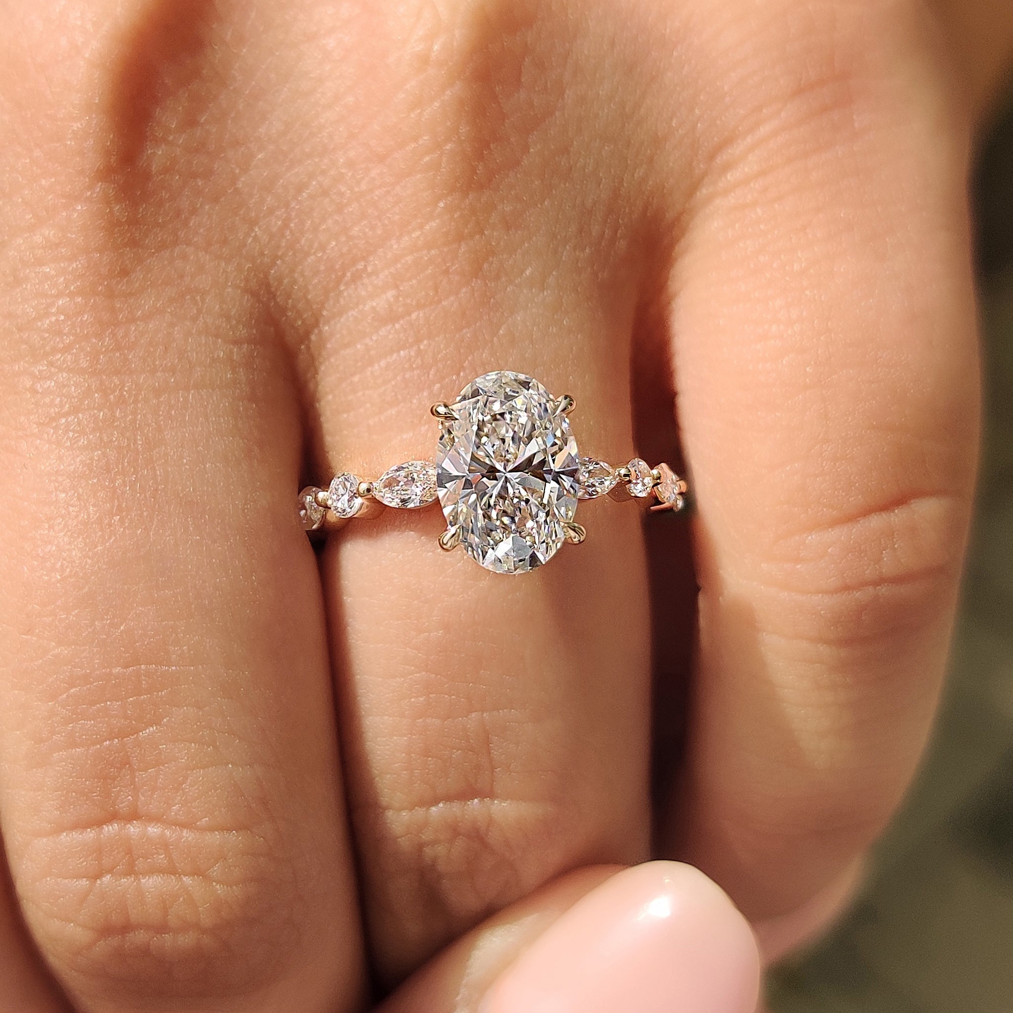 Oval cut diamond ring in yellow gold