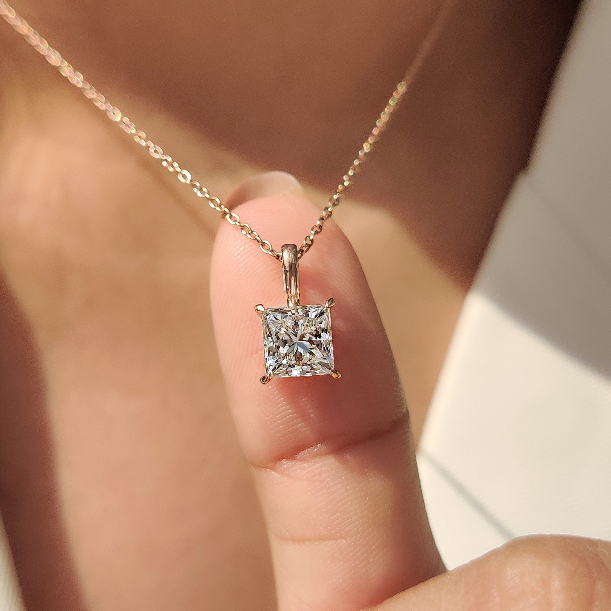 Princess solitaire pendant with simple pendant.
