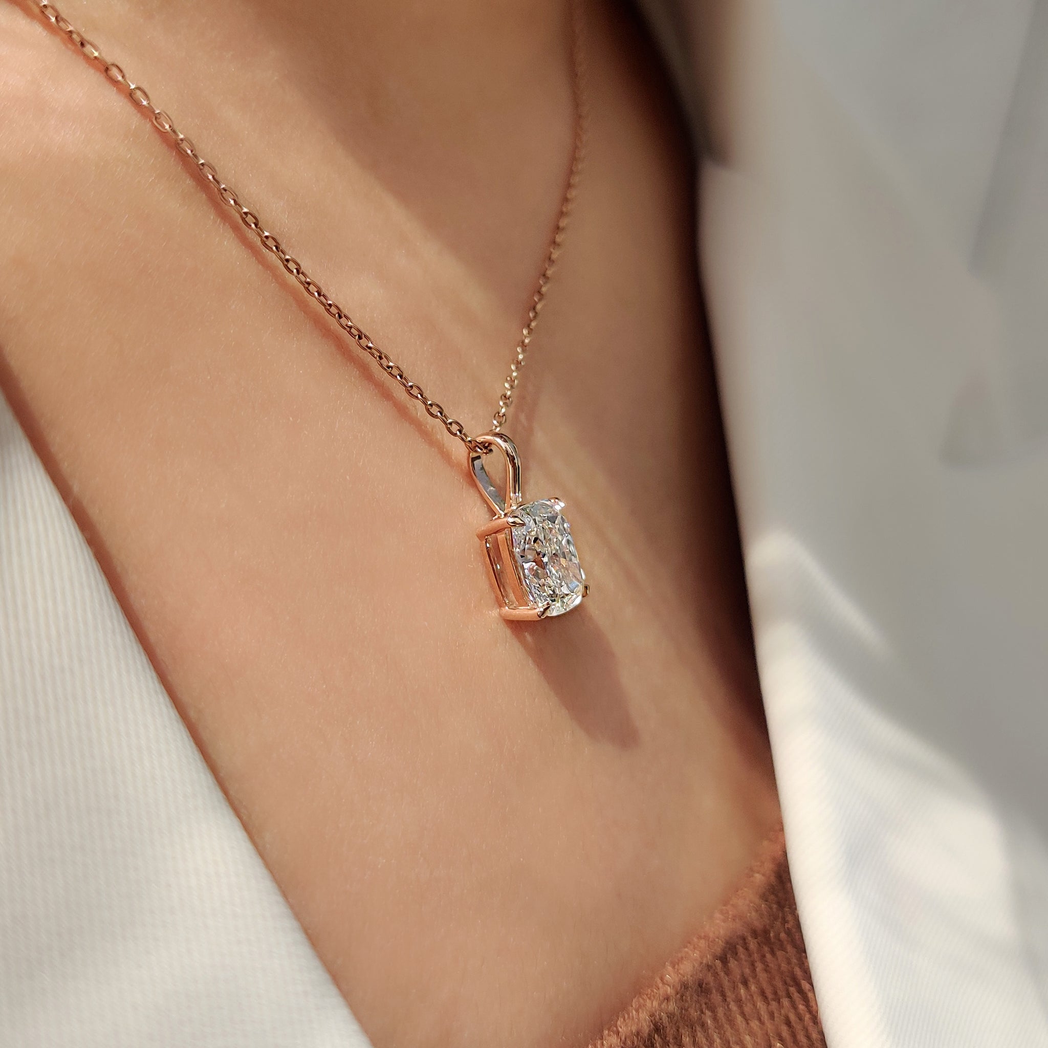 Rose gold pendant in solitaire diamond pendant.
