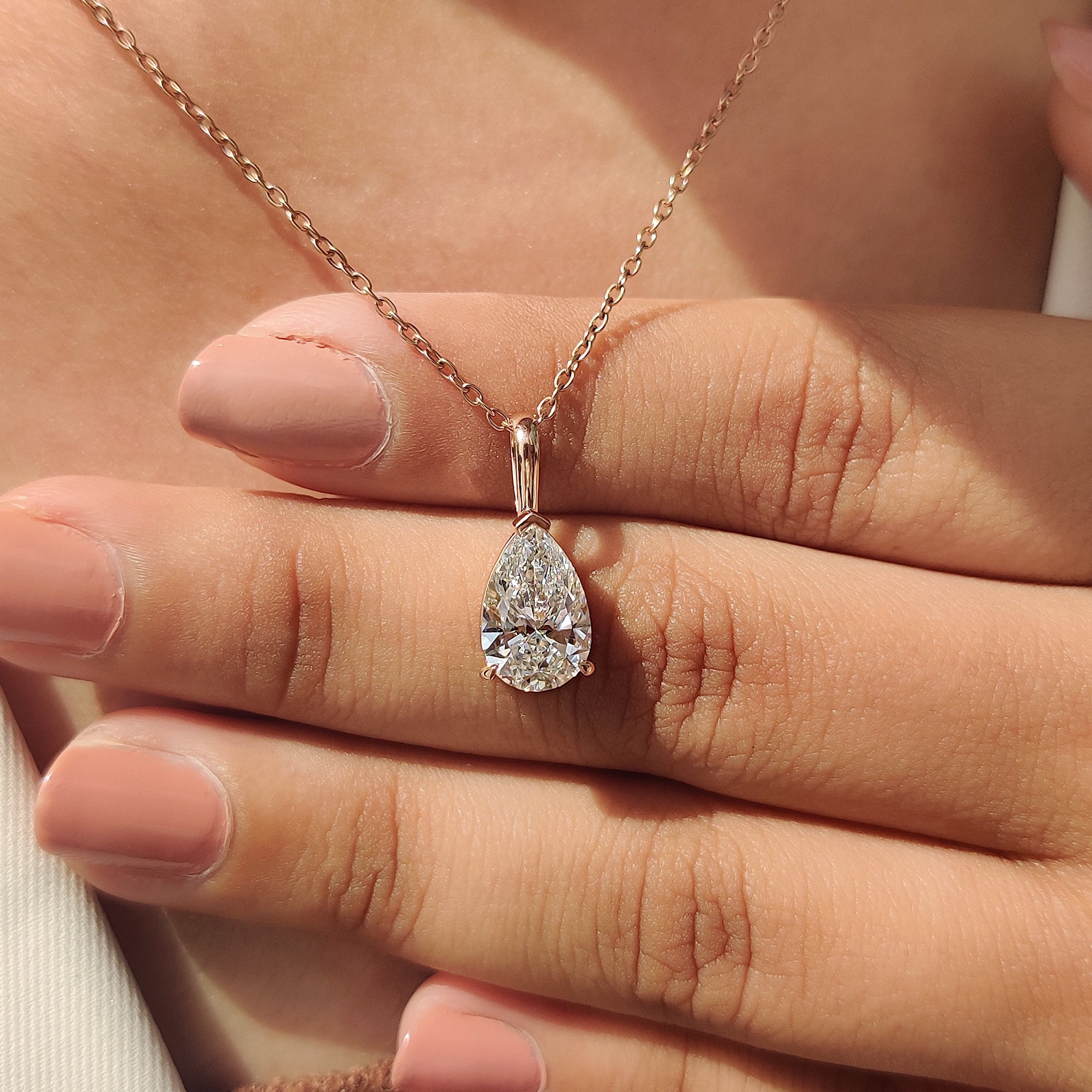 Solitaire diamond pendant in rose gold pendant.
