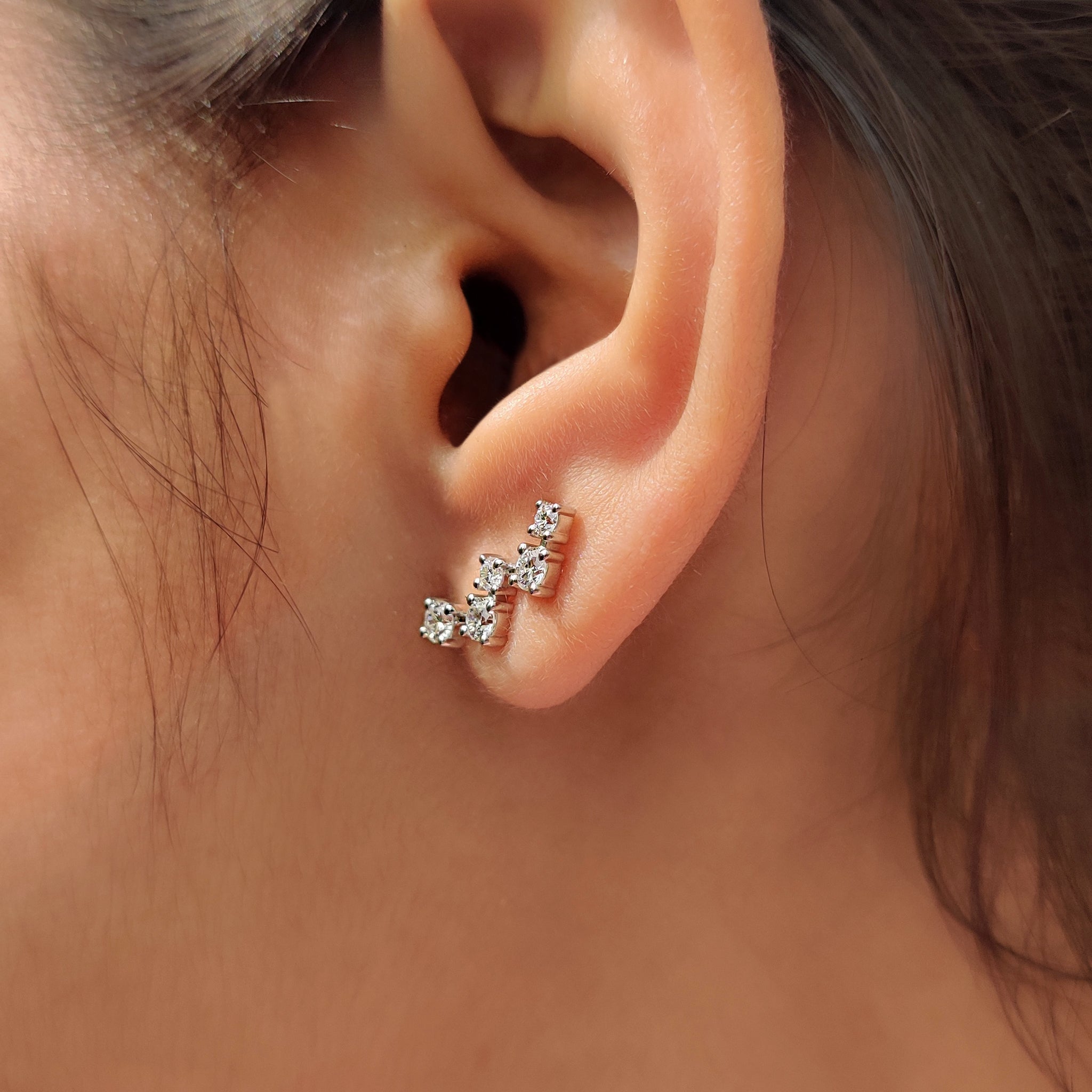 Handmade jewelry round diamond stud earrings in white gold
