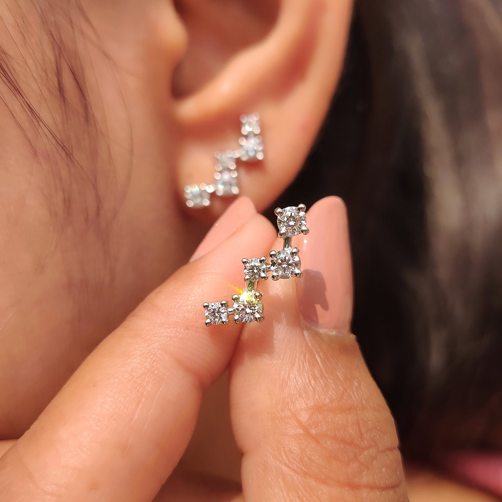 White gold diamond earrings with round cut and handmade craftsmanship
