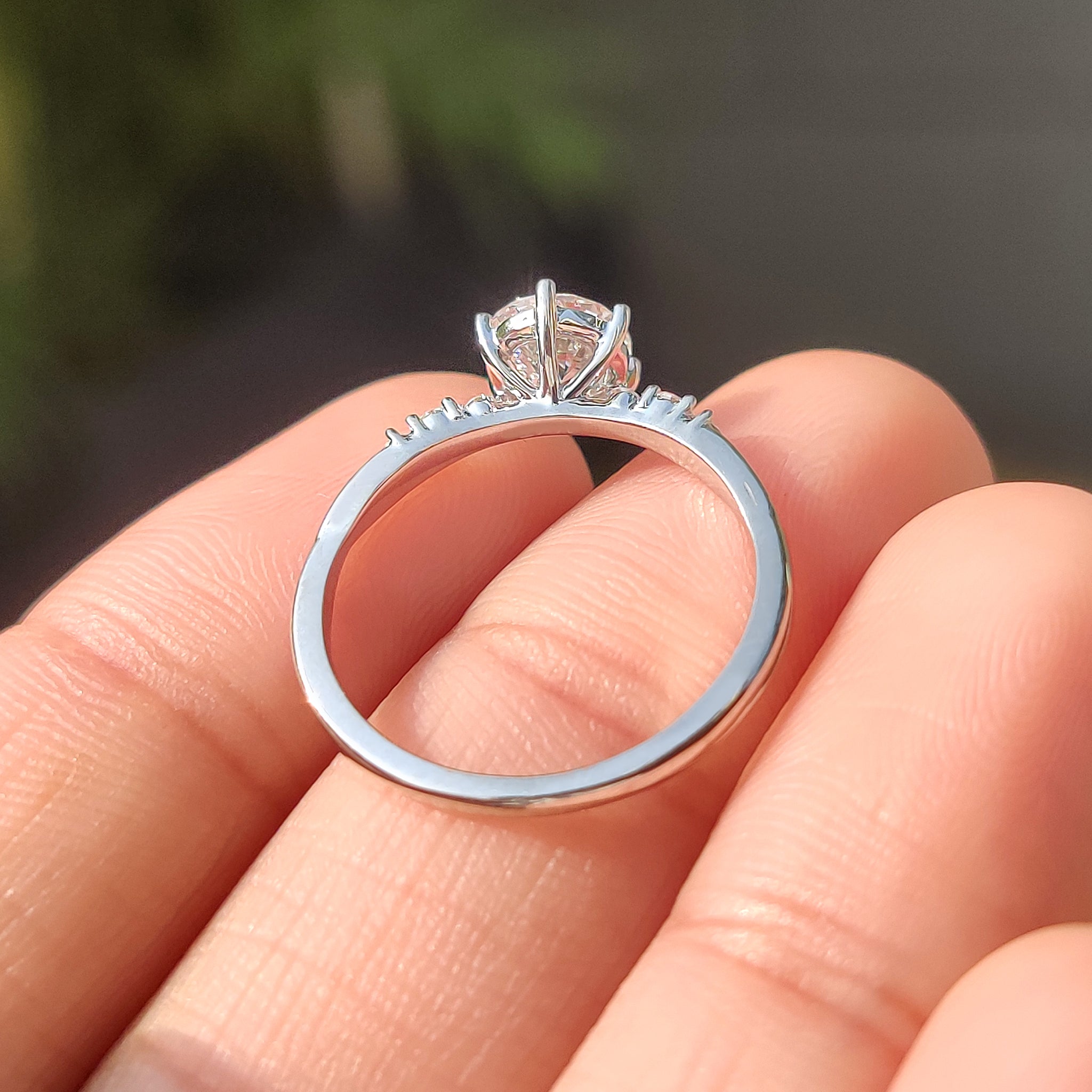 Lab grown round diamond ring in white gold
