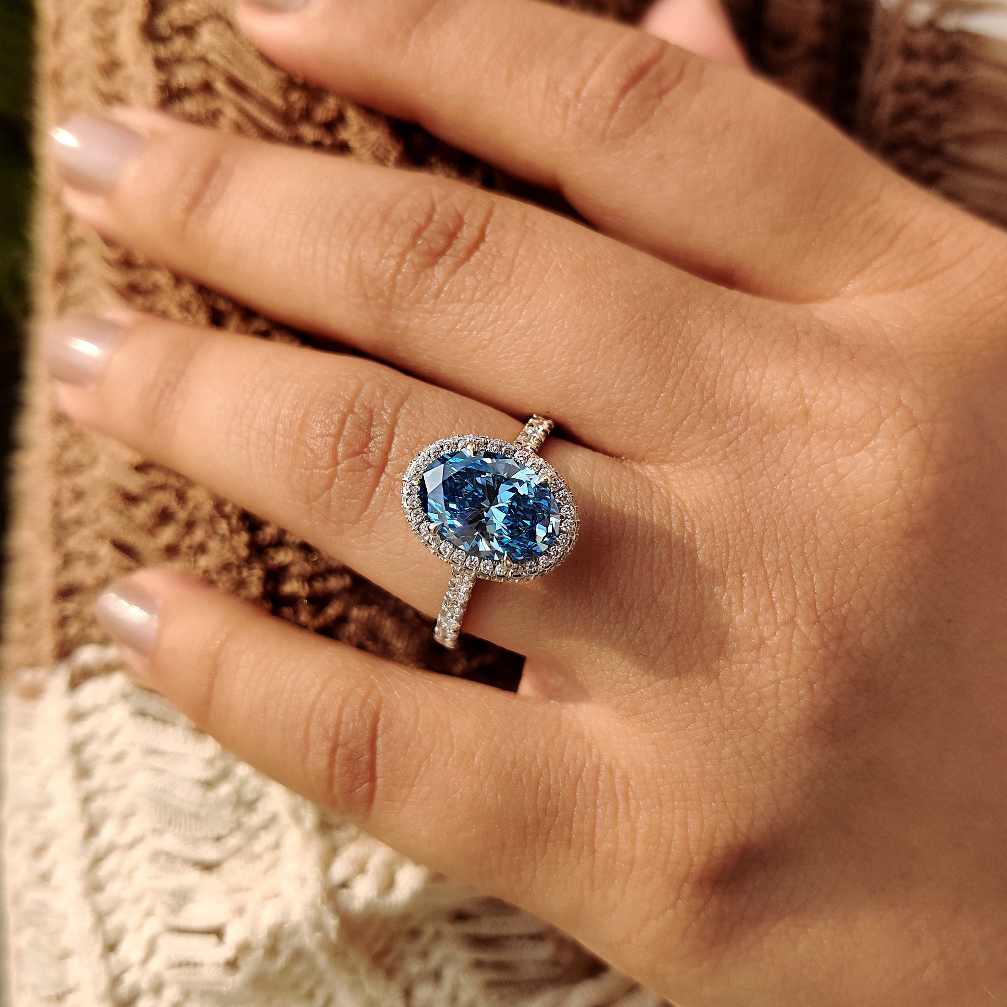 Blue oval halo ring with IGI certified diamond
