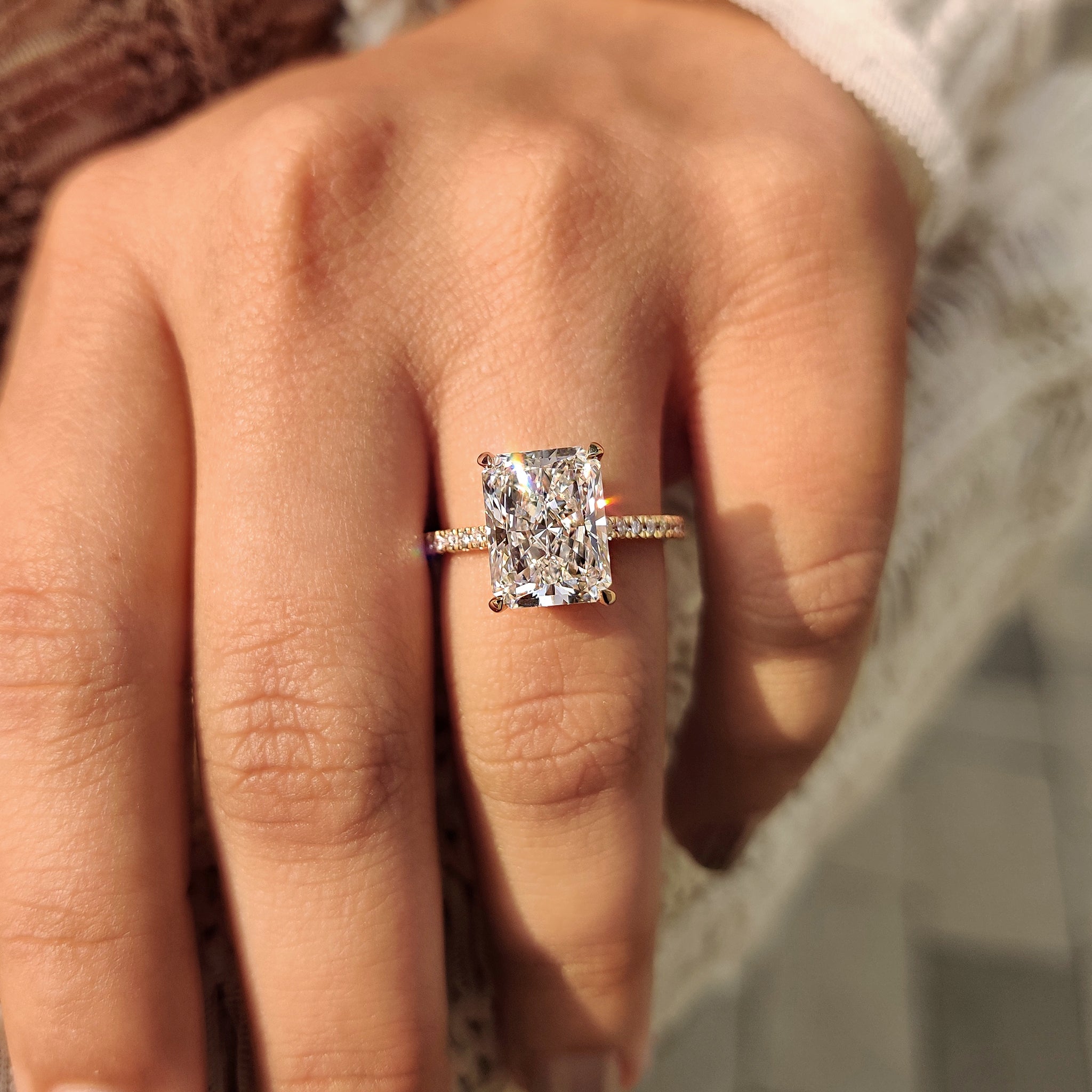 Handmade radiant diamond ring in yellow gold
