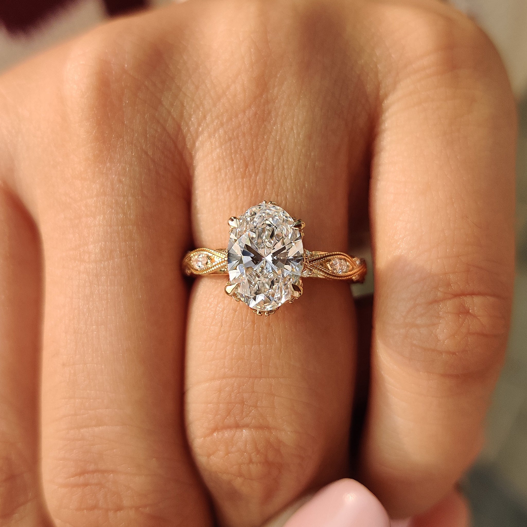 Buy engagement ring with oval cut diamond look.
