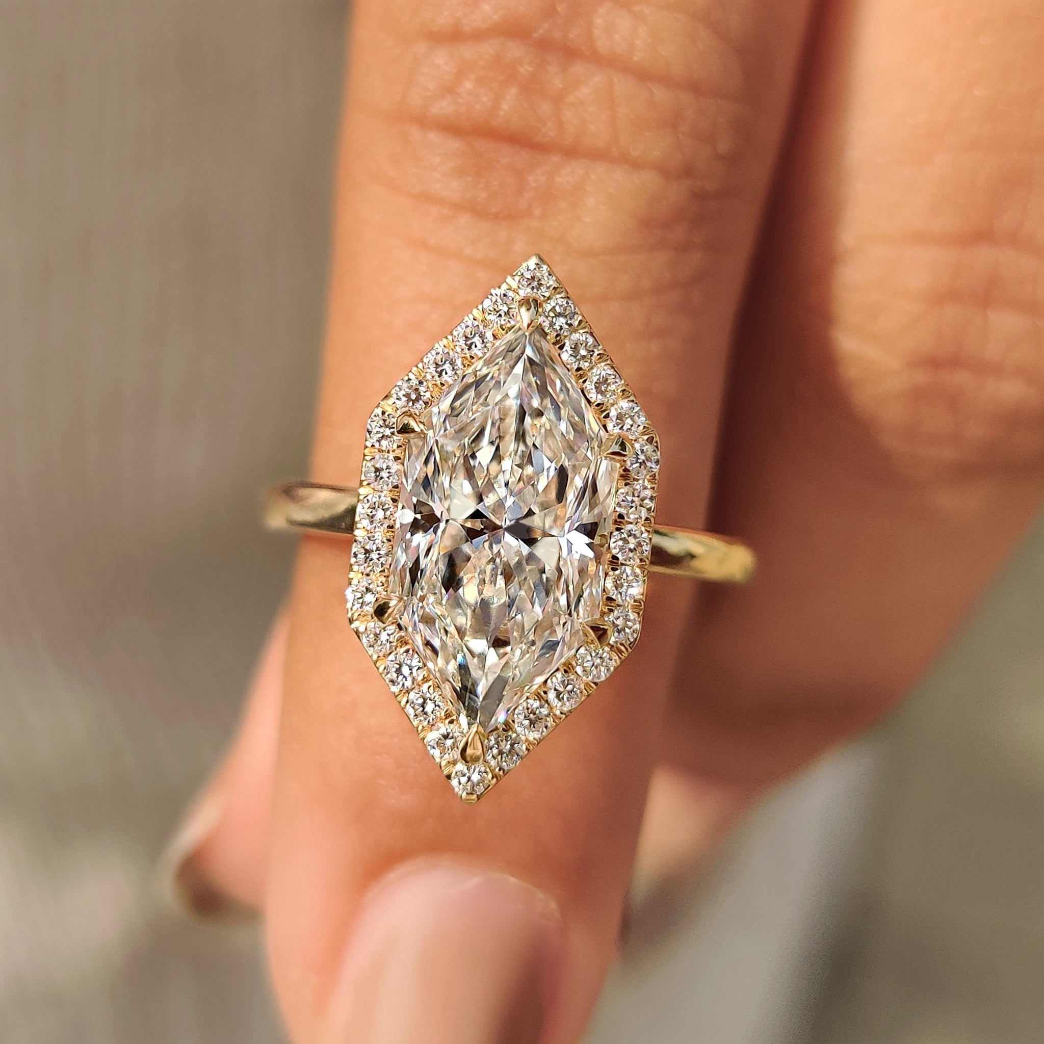 Dutch marquise diamond ring in yellow gold

