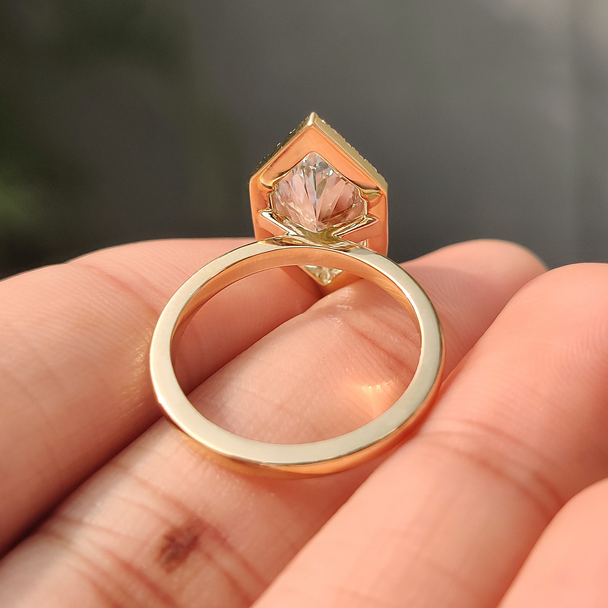 Six claw marquise diamond ring in yellow gold
