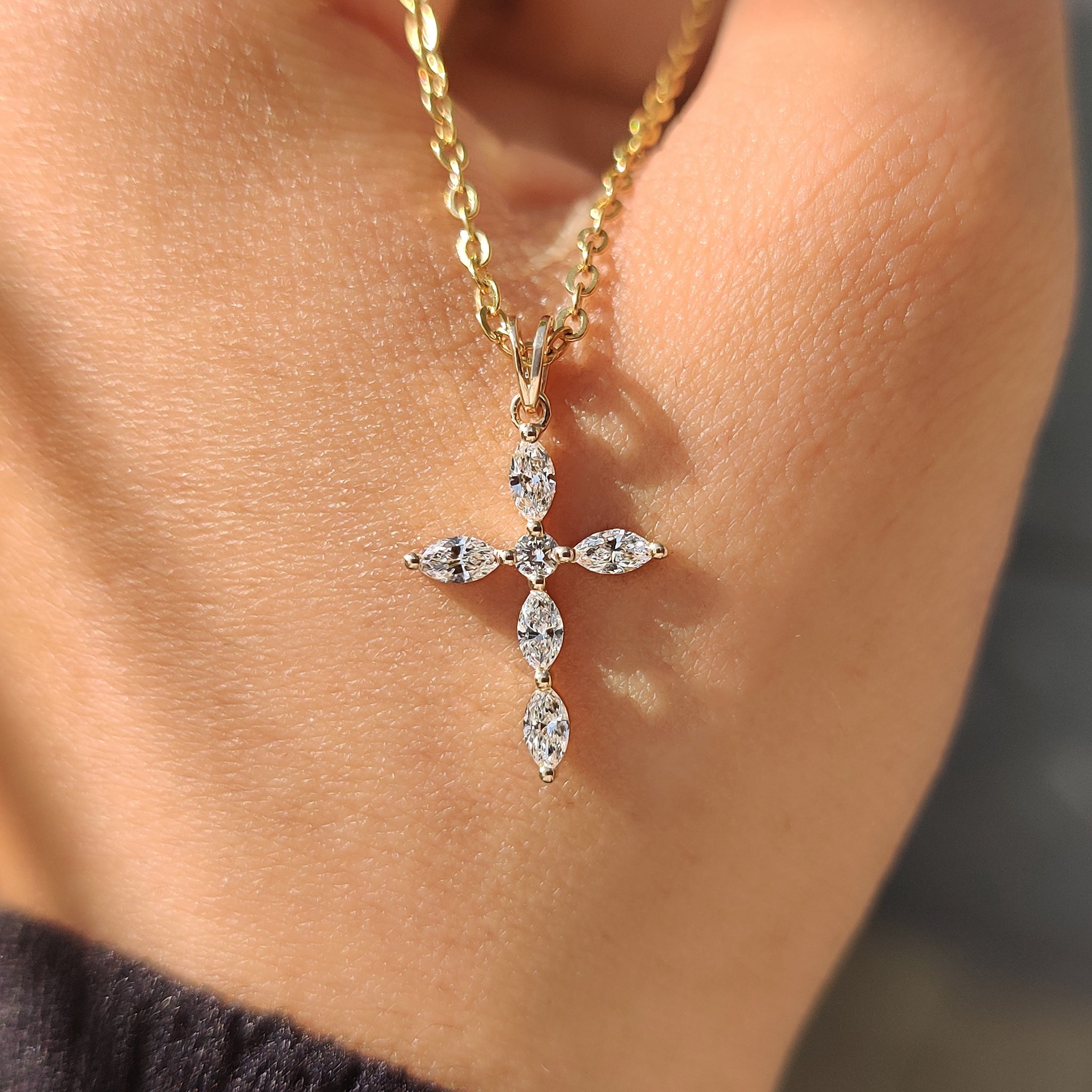 Carat Diamonds pendant with round diamond pendant.
