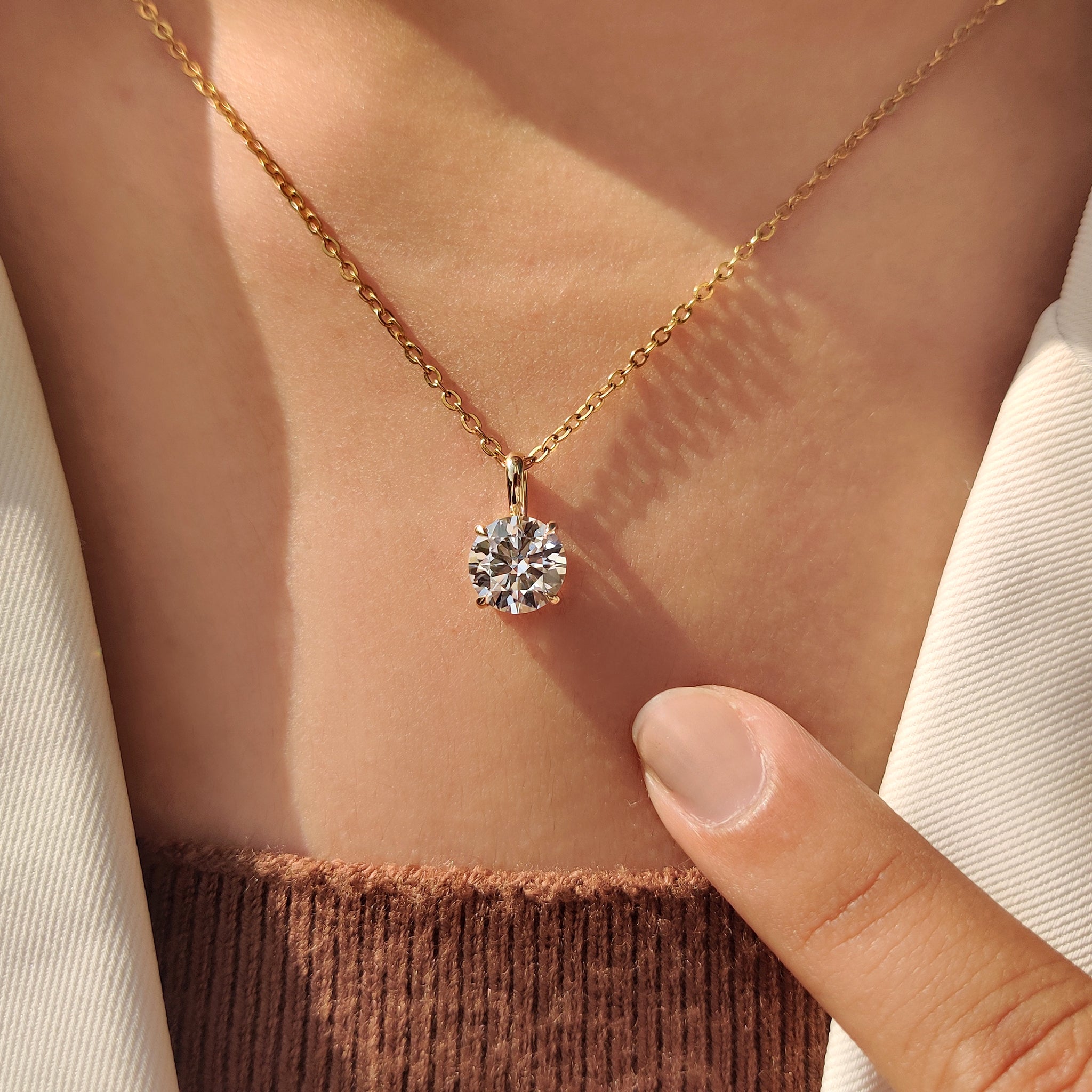 Buy diamond pendant with round cut solitaire pendant.
