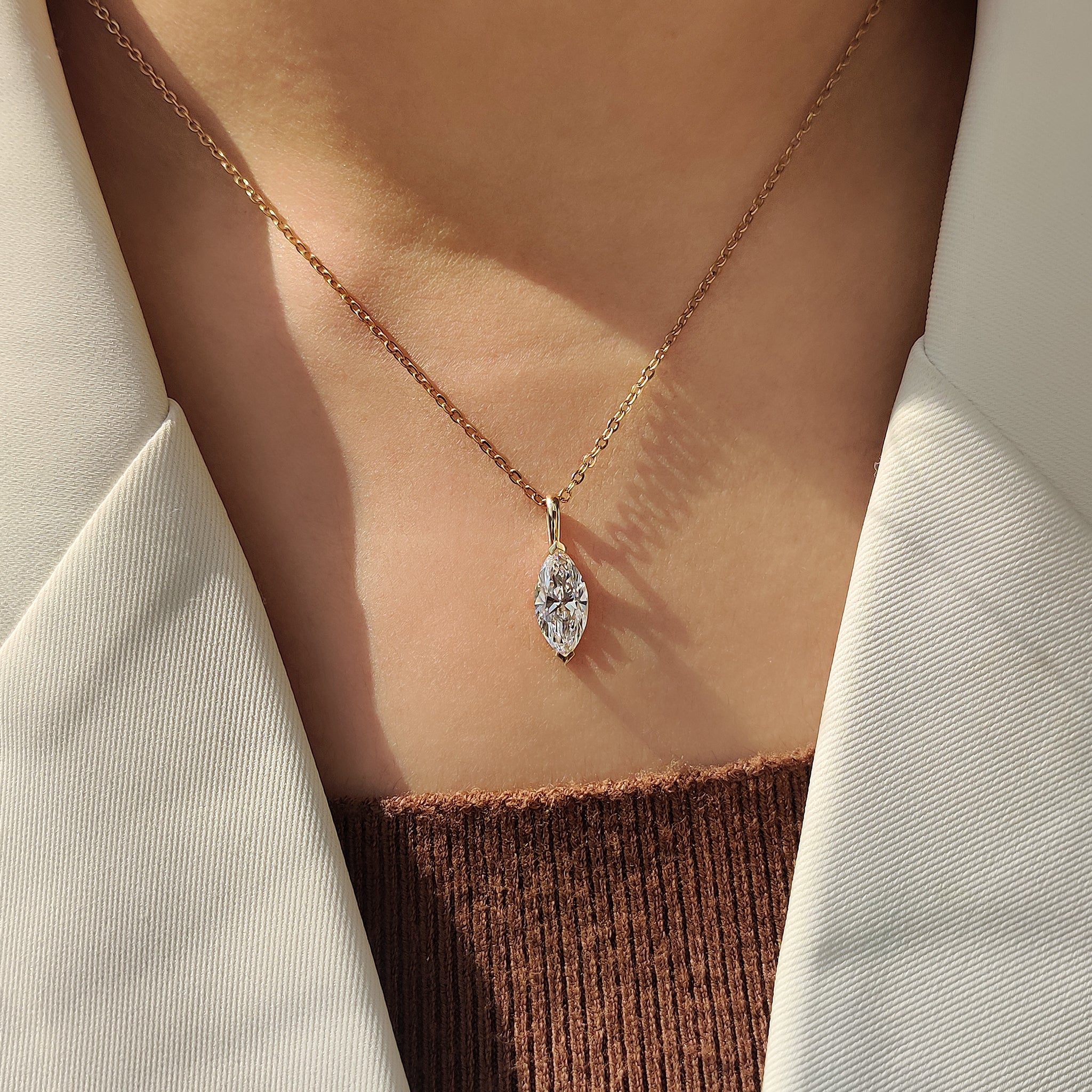 Solitaire diamond pendant in yellow gold pendant.
