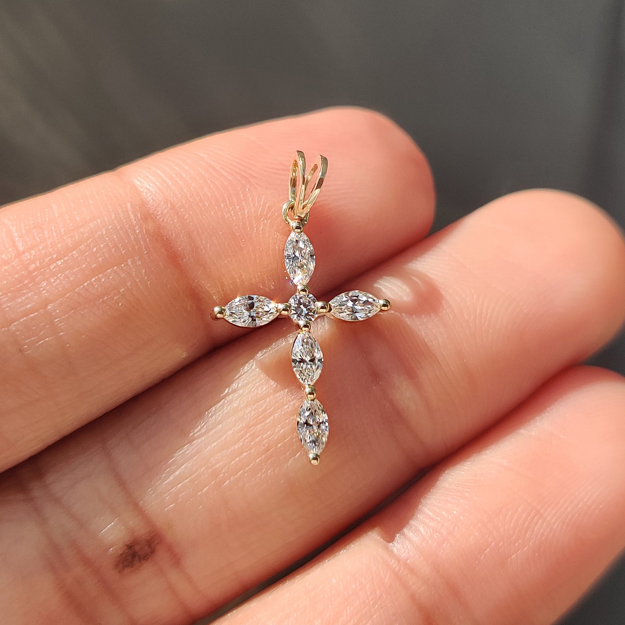 Buy diamond pendant featuring handmade jewelry.