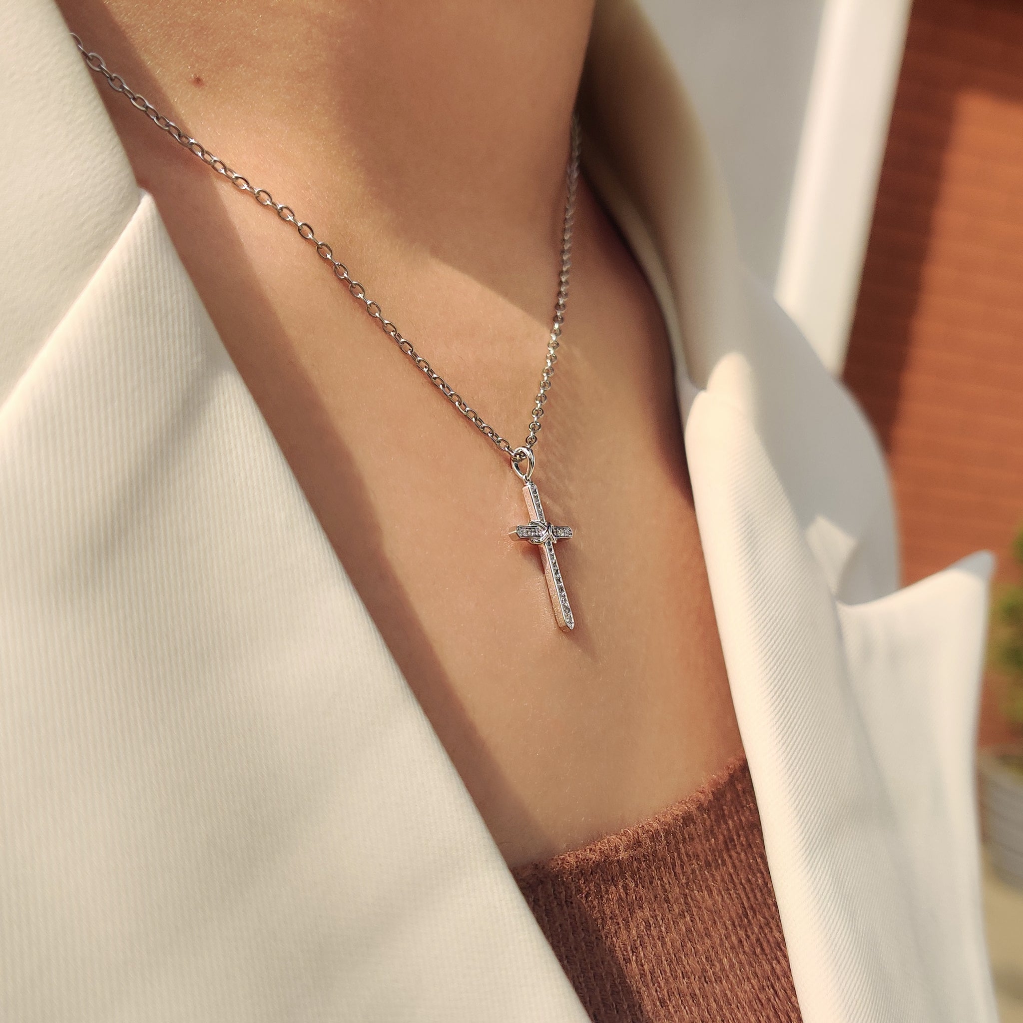 Christian religion pendant in white gold.
