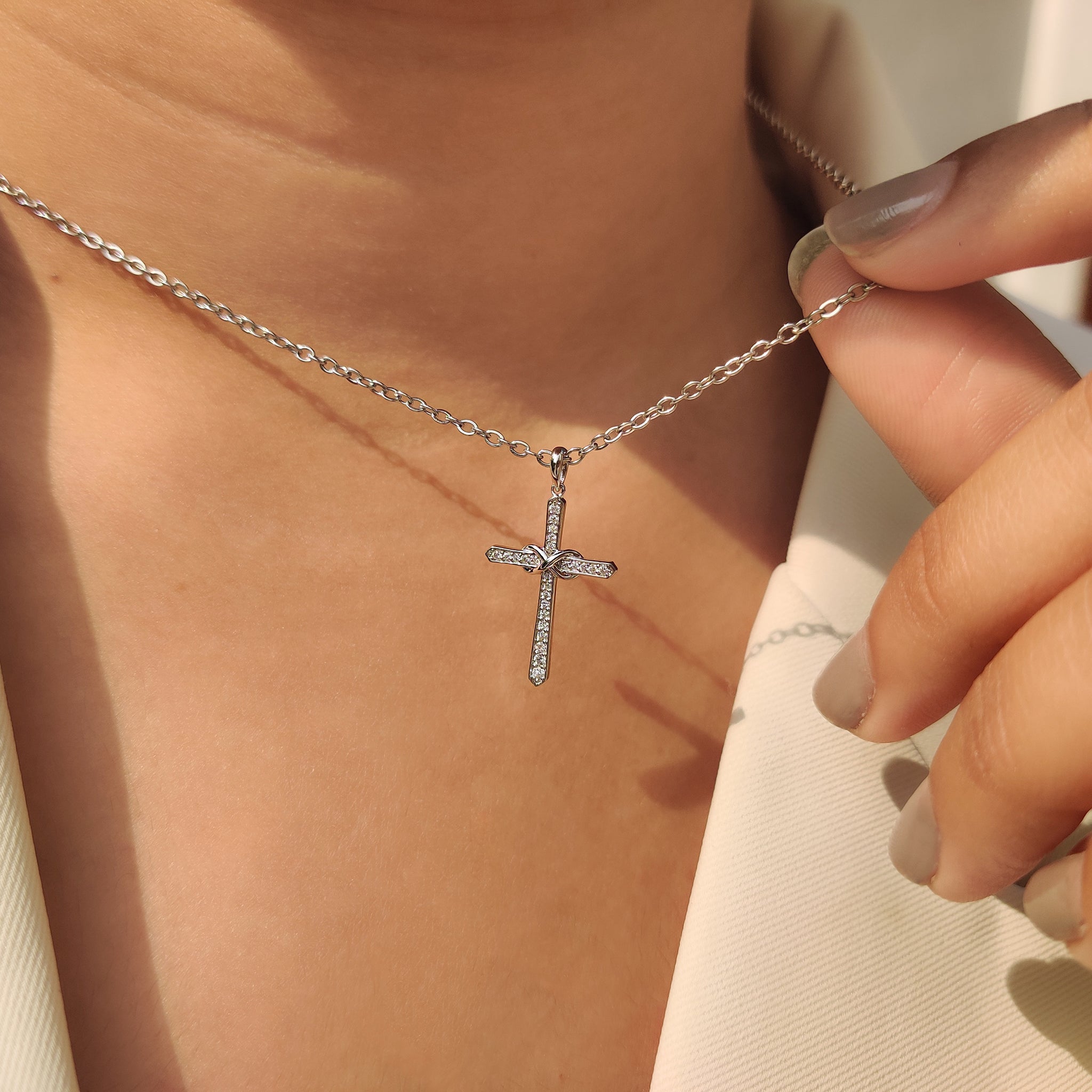 Carat Diamonds pendant with round diamonds.
