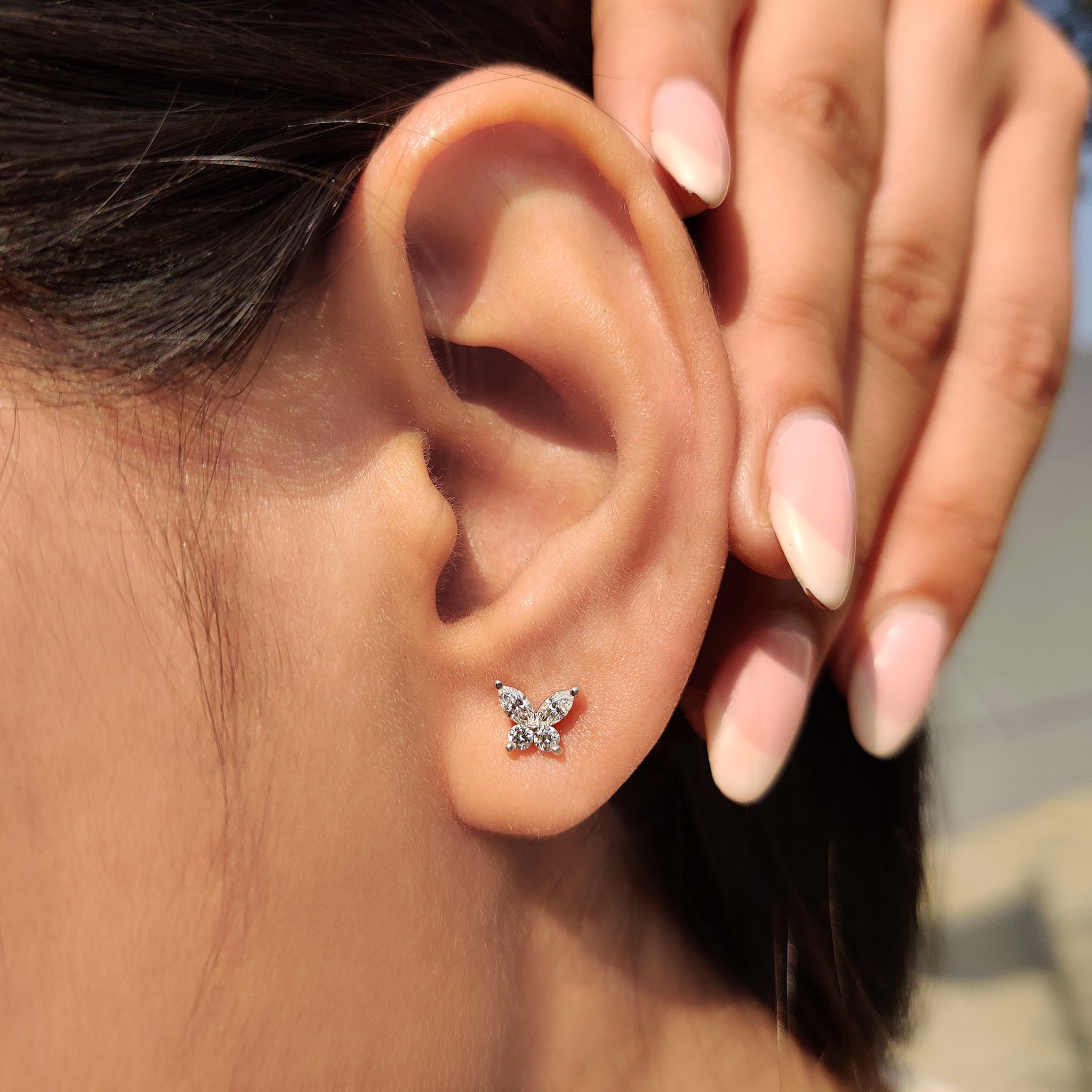 Prong setting stud earrings with diamonds.
