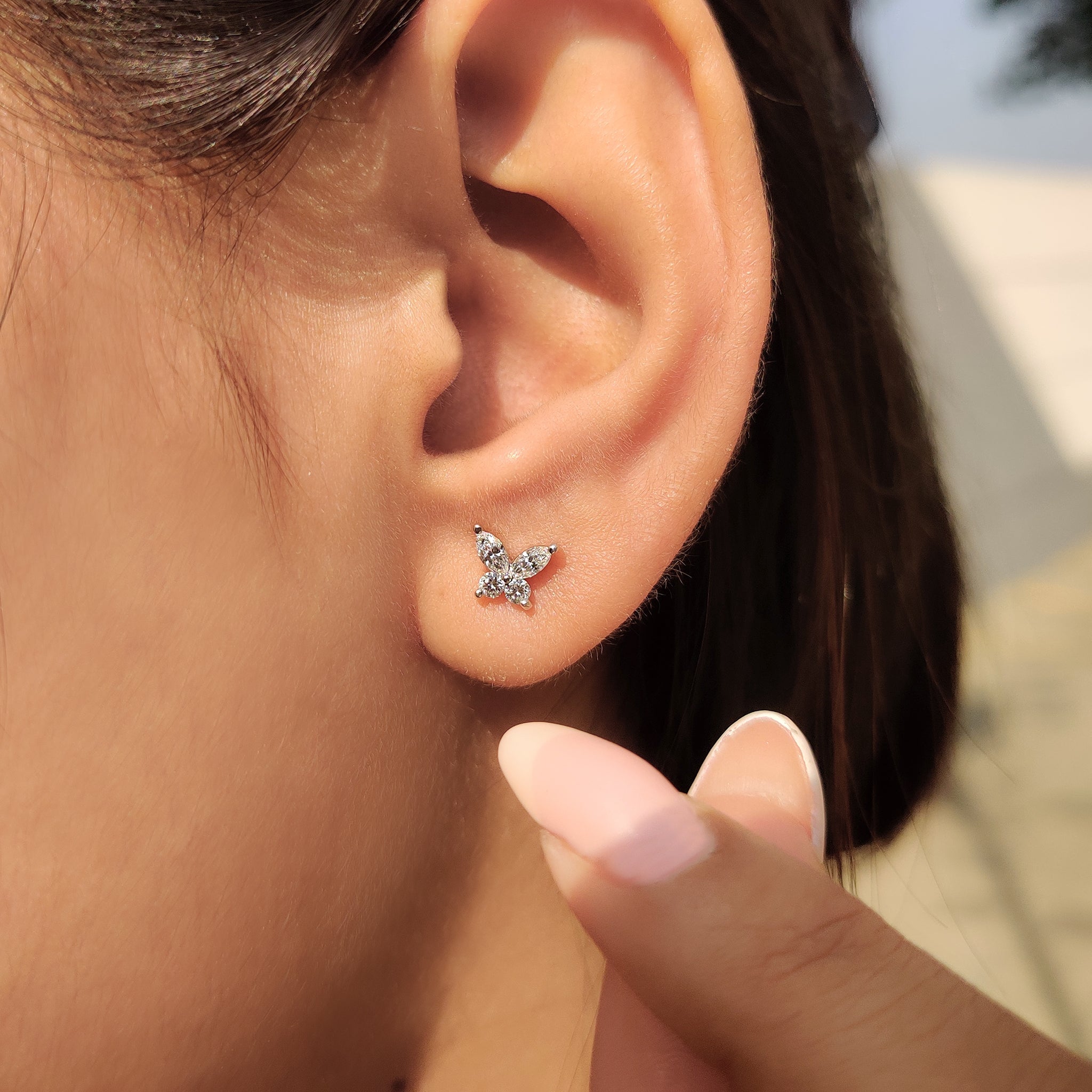 Carat Diamonds earrings in white gold.
