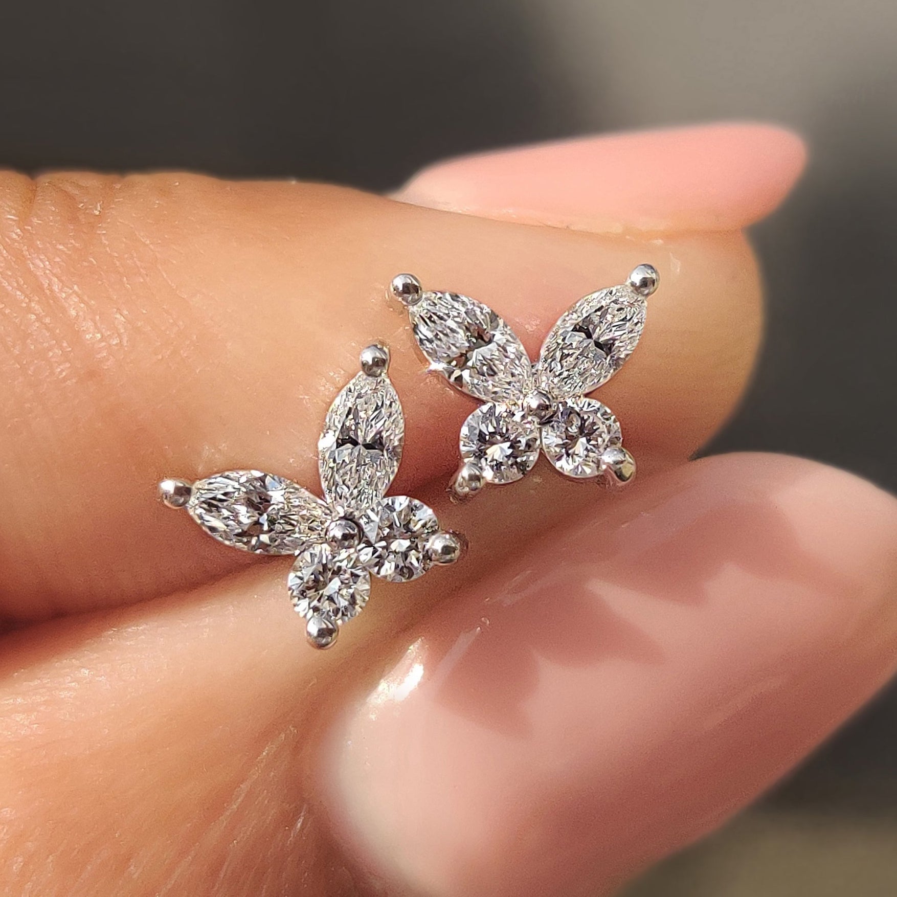 Butterfly stud earrings in white gold.
