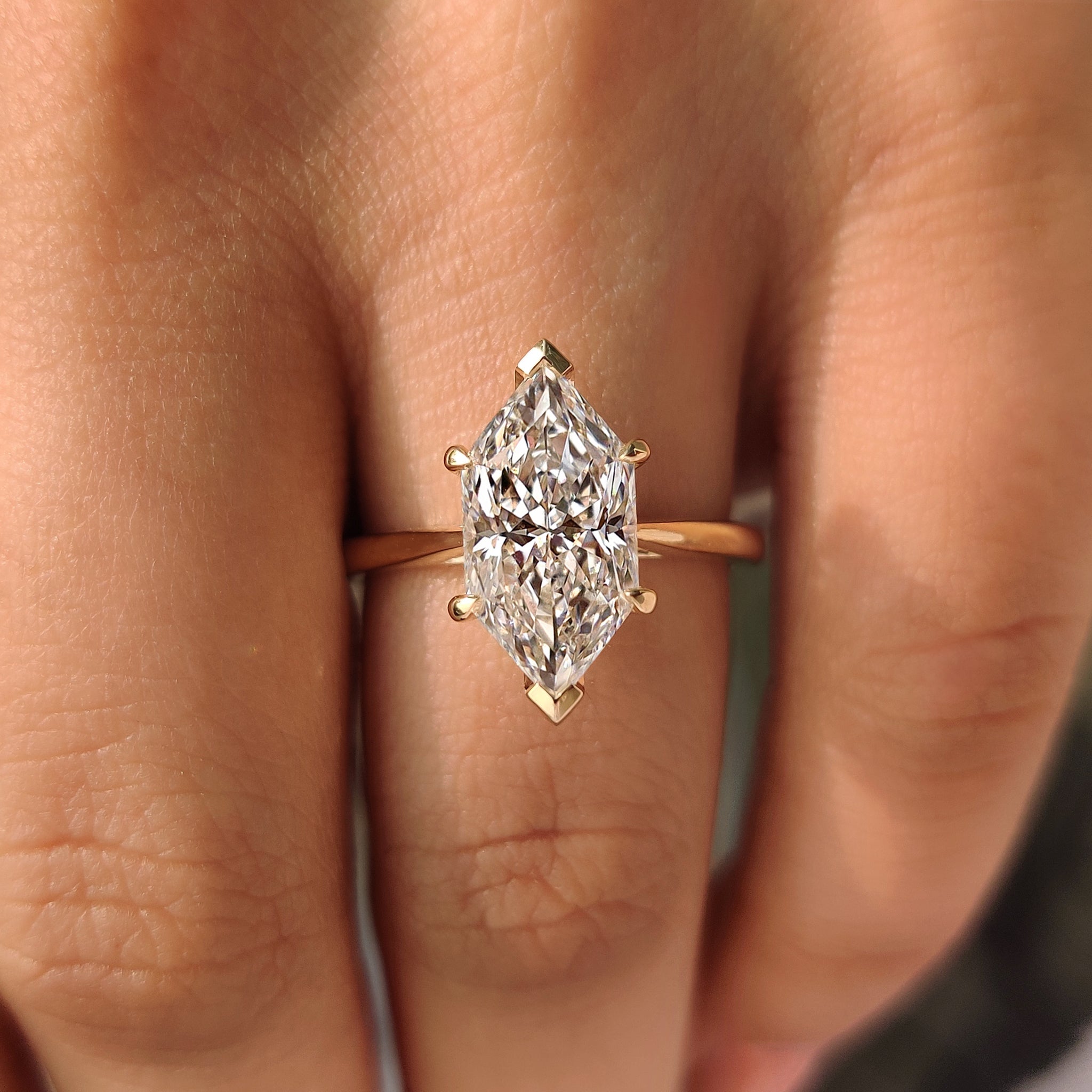 Handmade Dutch marquise ring with IGI certified diamond.
