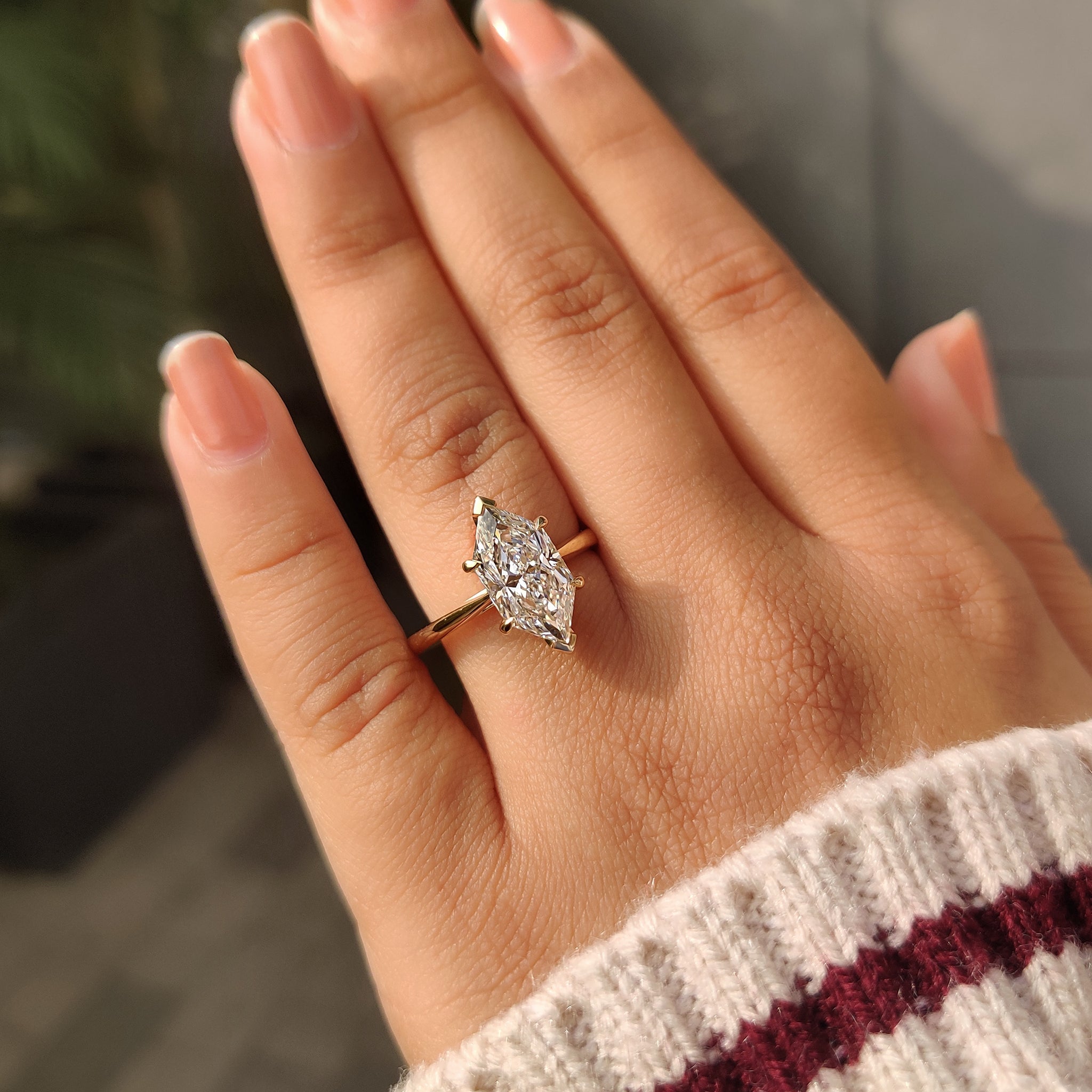 Handmade Dutch marquise ring with round shape hidden halo.
