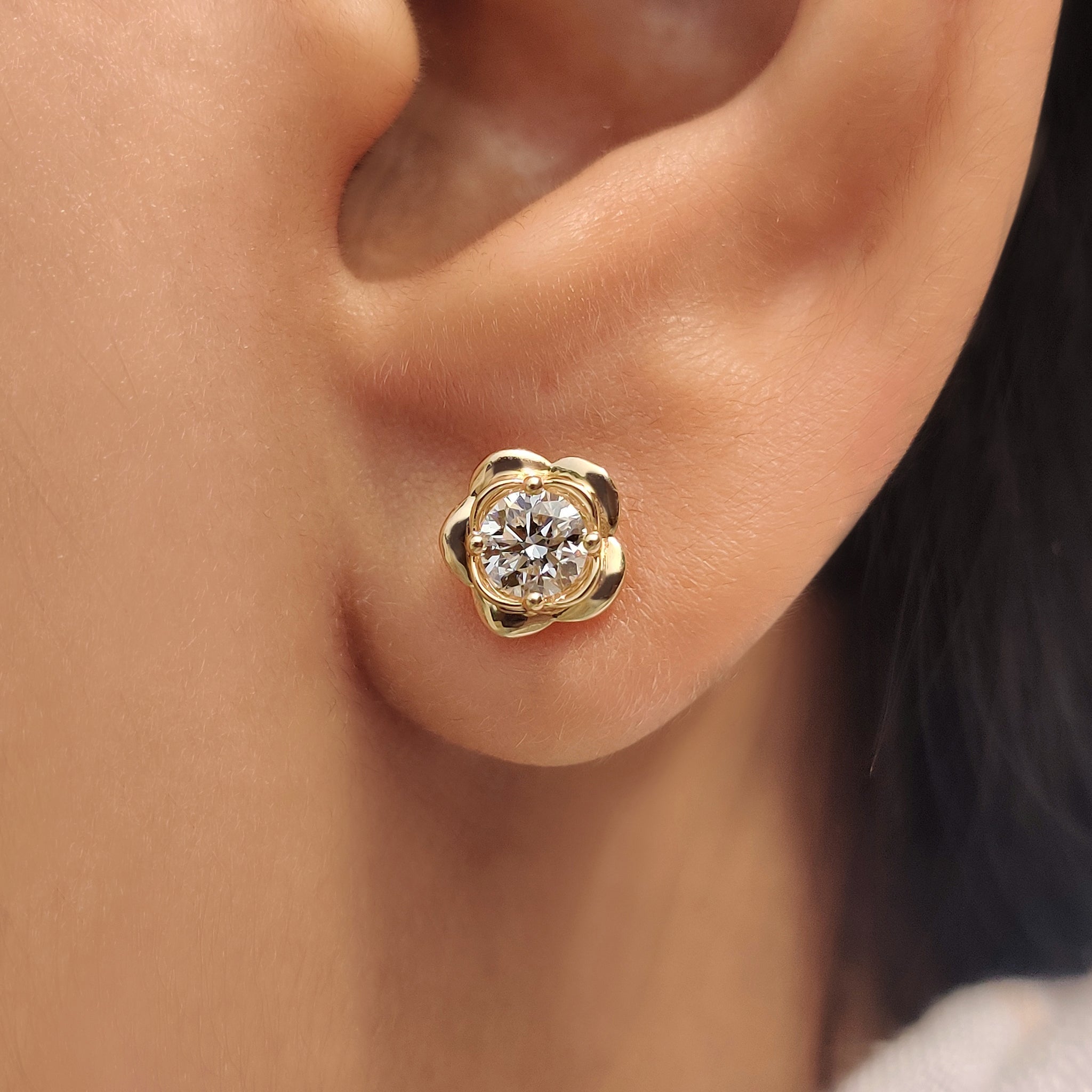 Flower shaped diamond stud earrings lab grown.
