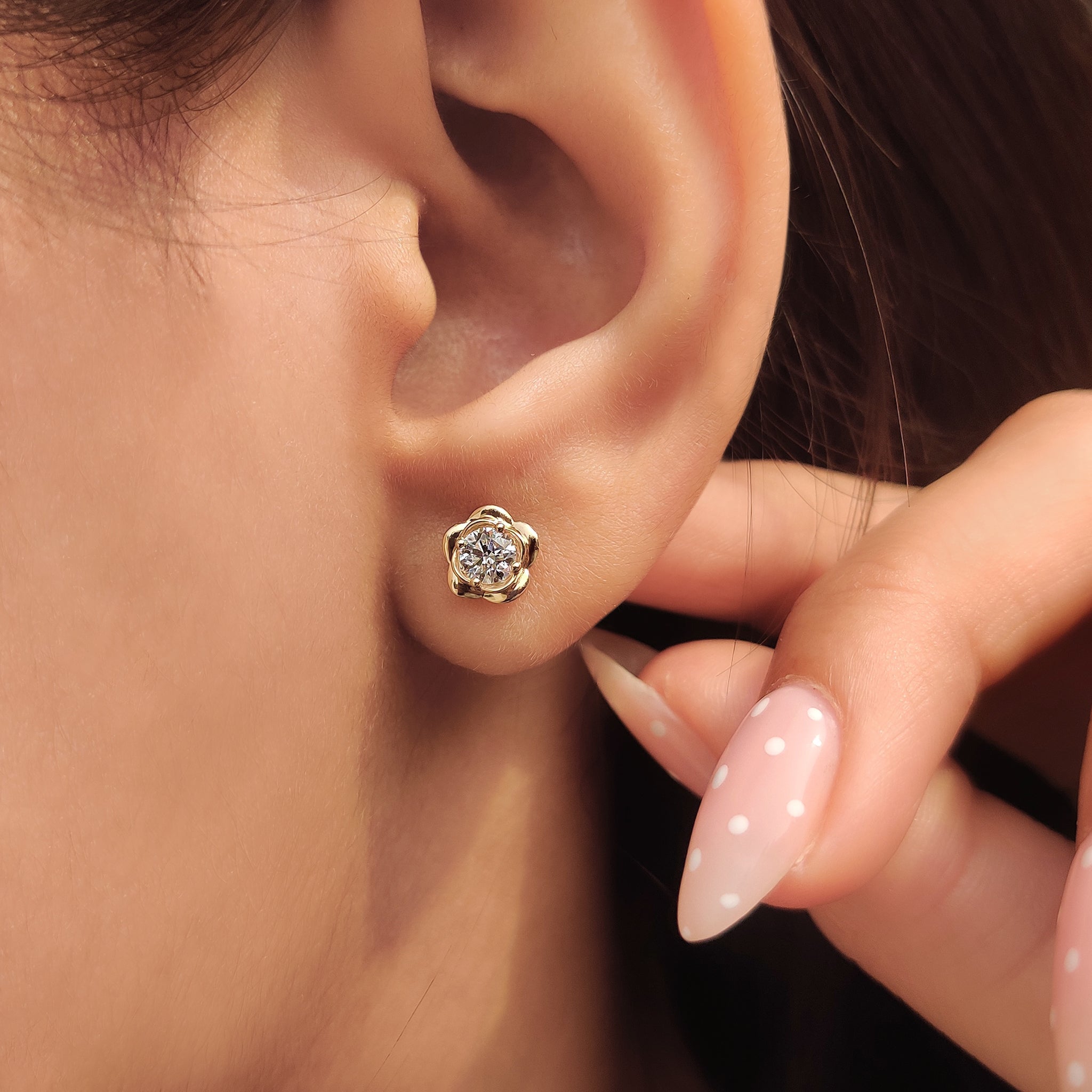 Flower diamond stud earrings with round diamonds.
