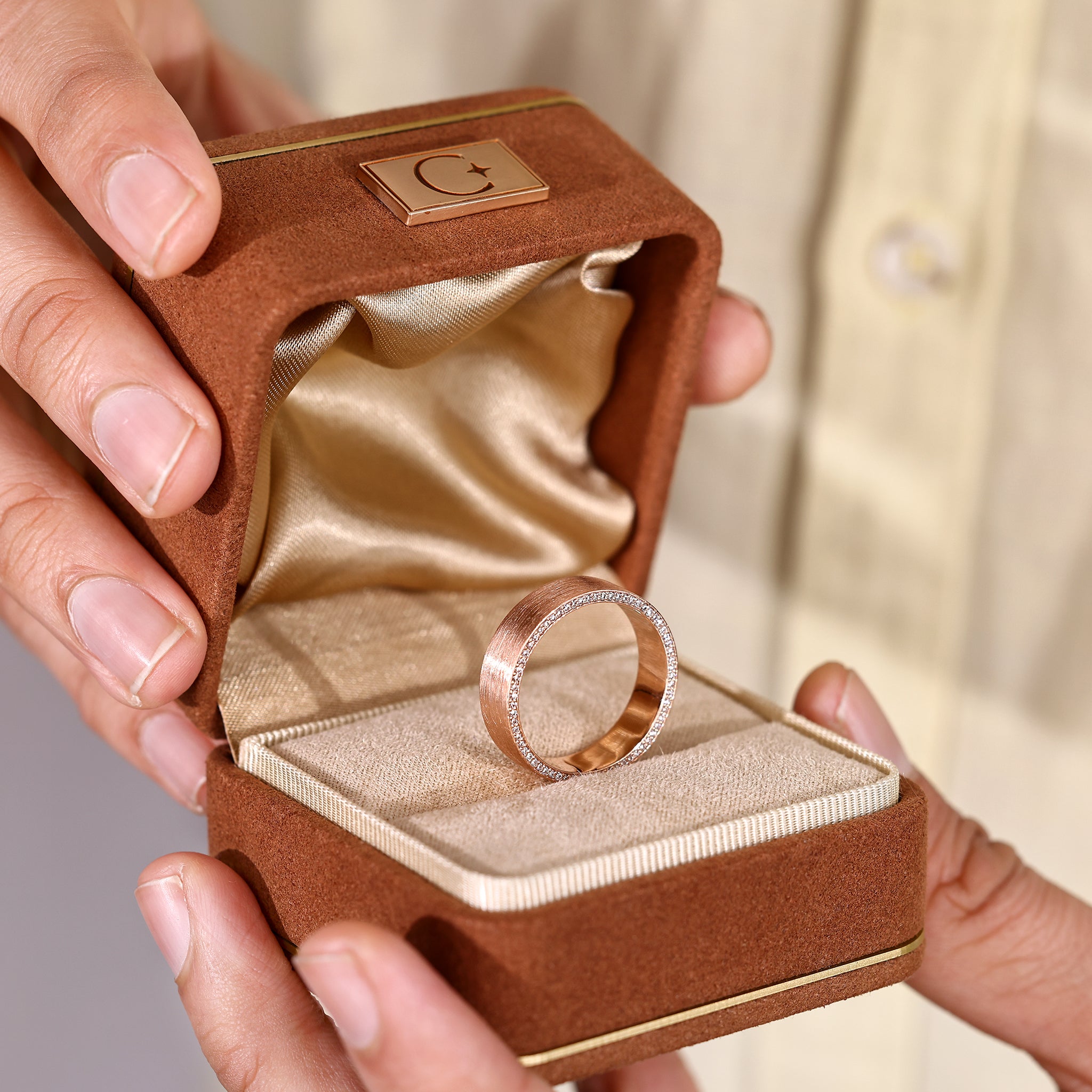 Round cut stone men’s eternity ring with double side design.
