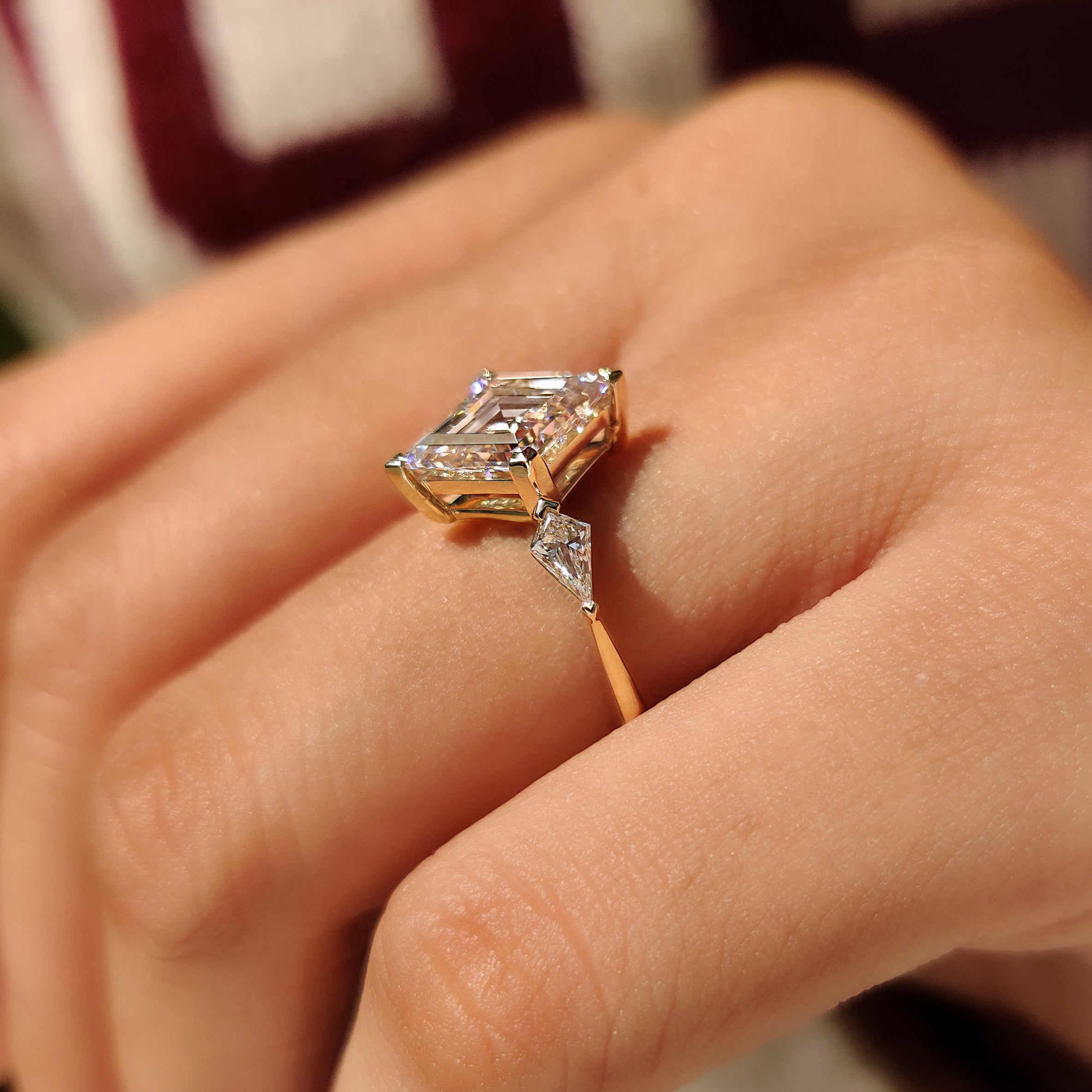 Lozenge diamond ring with four V shape compass prongs
