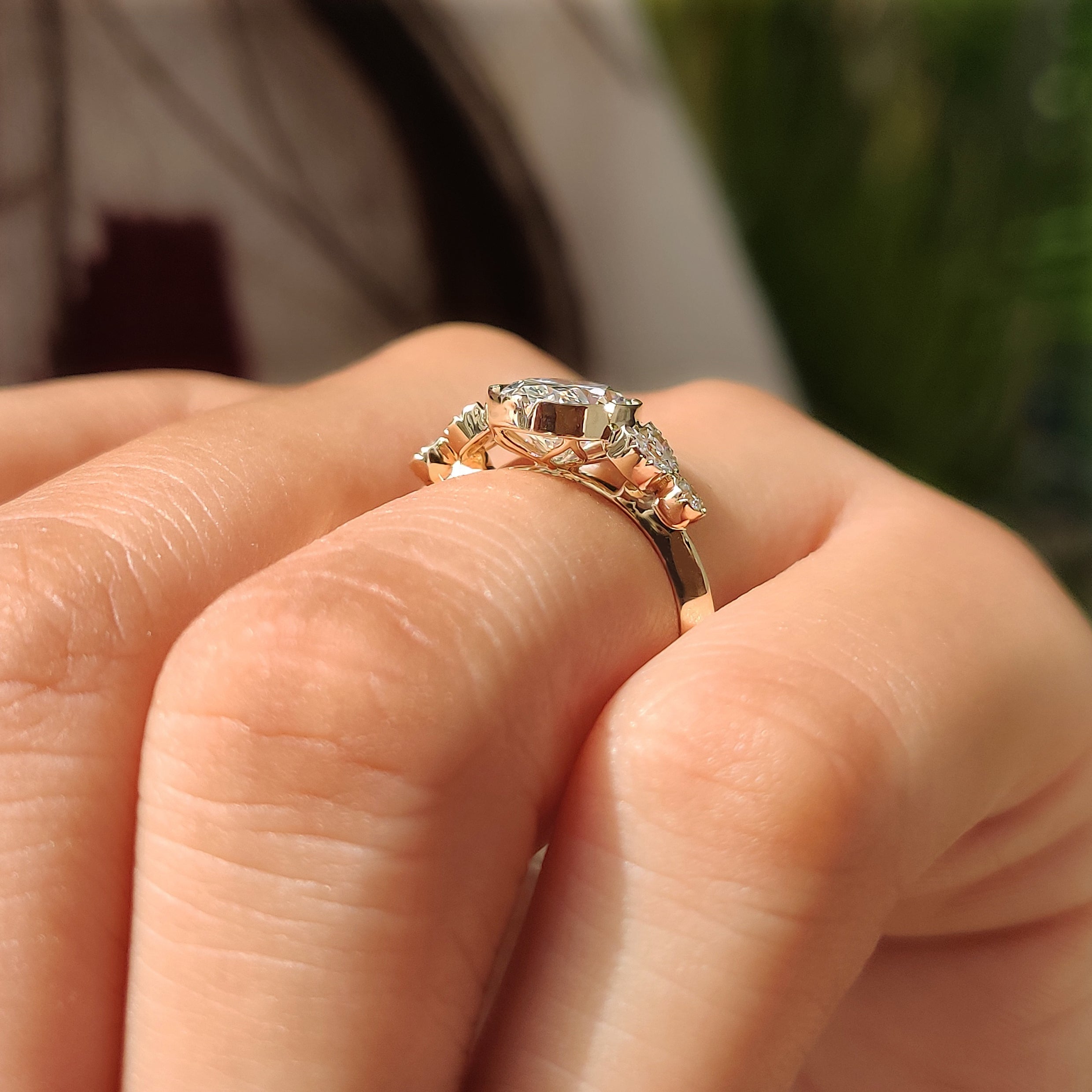 Muse setting with oval center diamond
