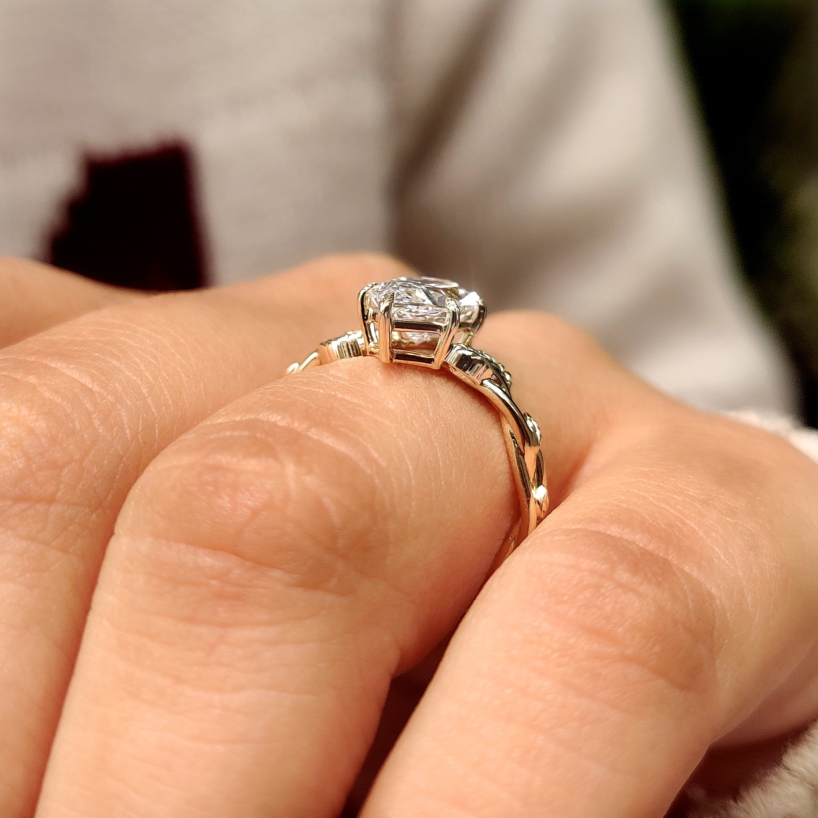 Solitaire style Dutch marquise engagement ring
