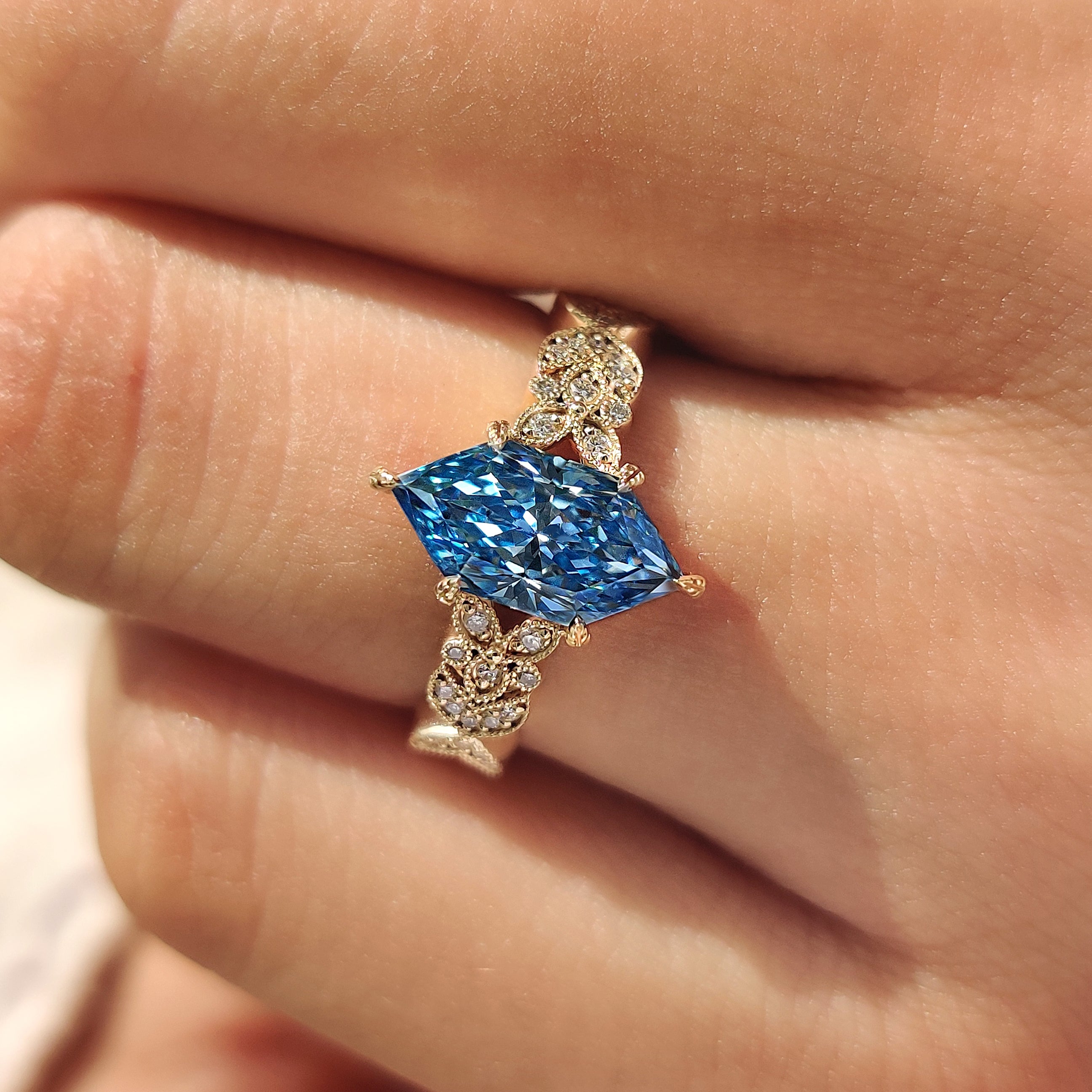 Milgrain detailed Dutch marquise engagement ring
