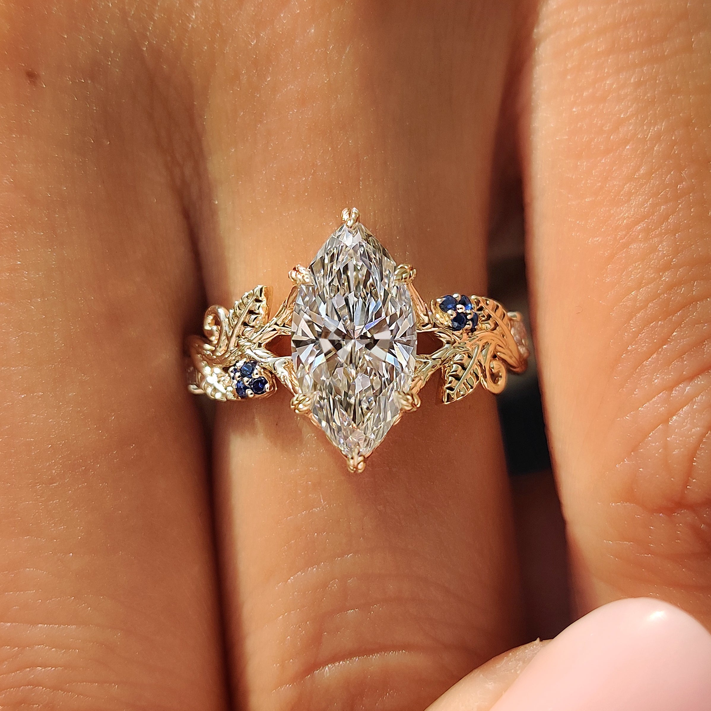 Leaf and vine branch design along the bark texture split shank ring band.
