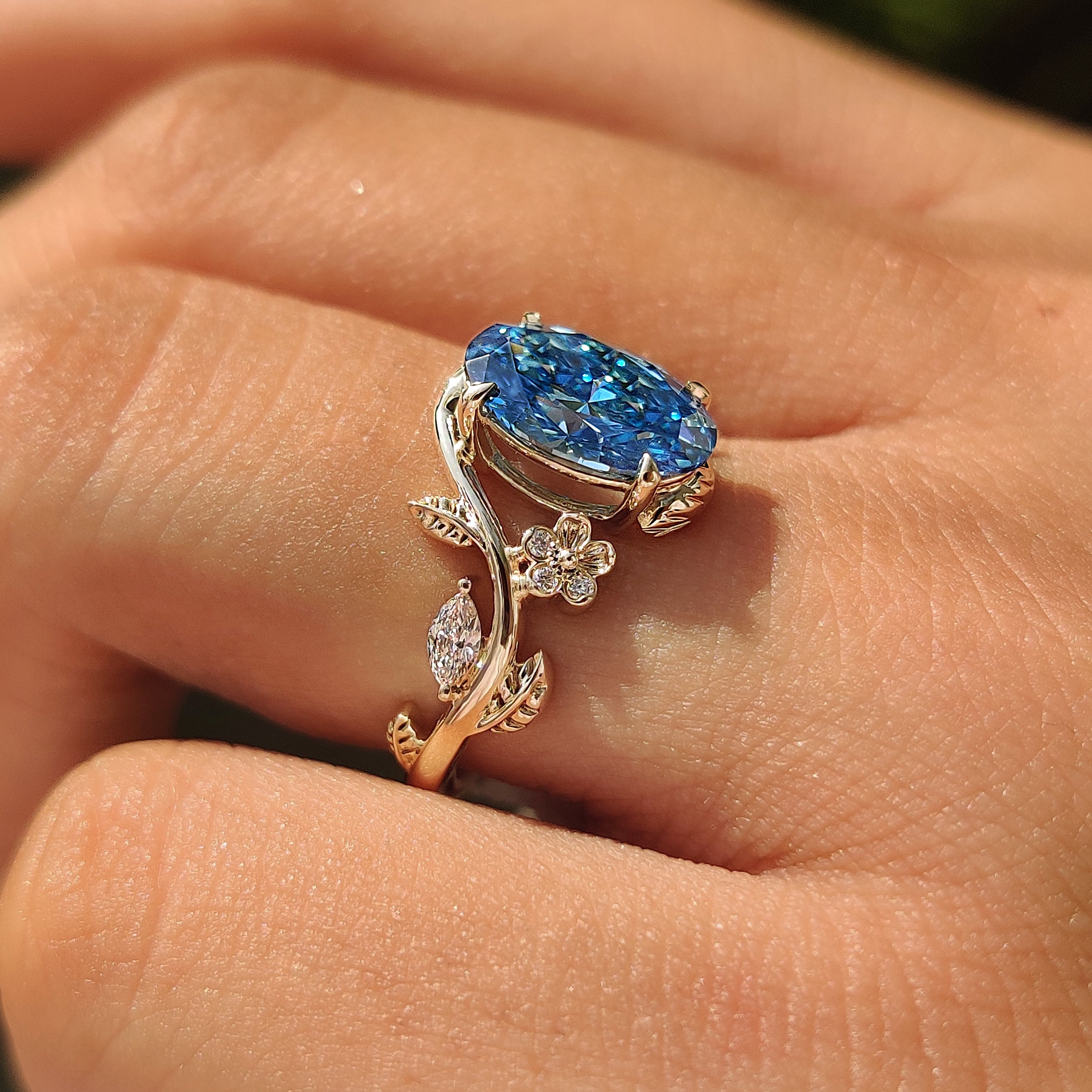 Acorn motifs on yellow gold solitaire ring.
