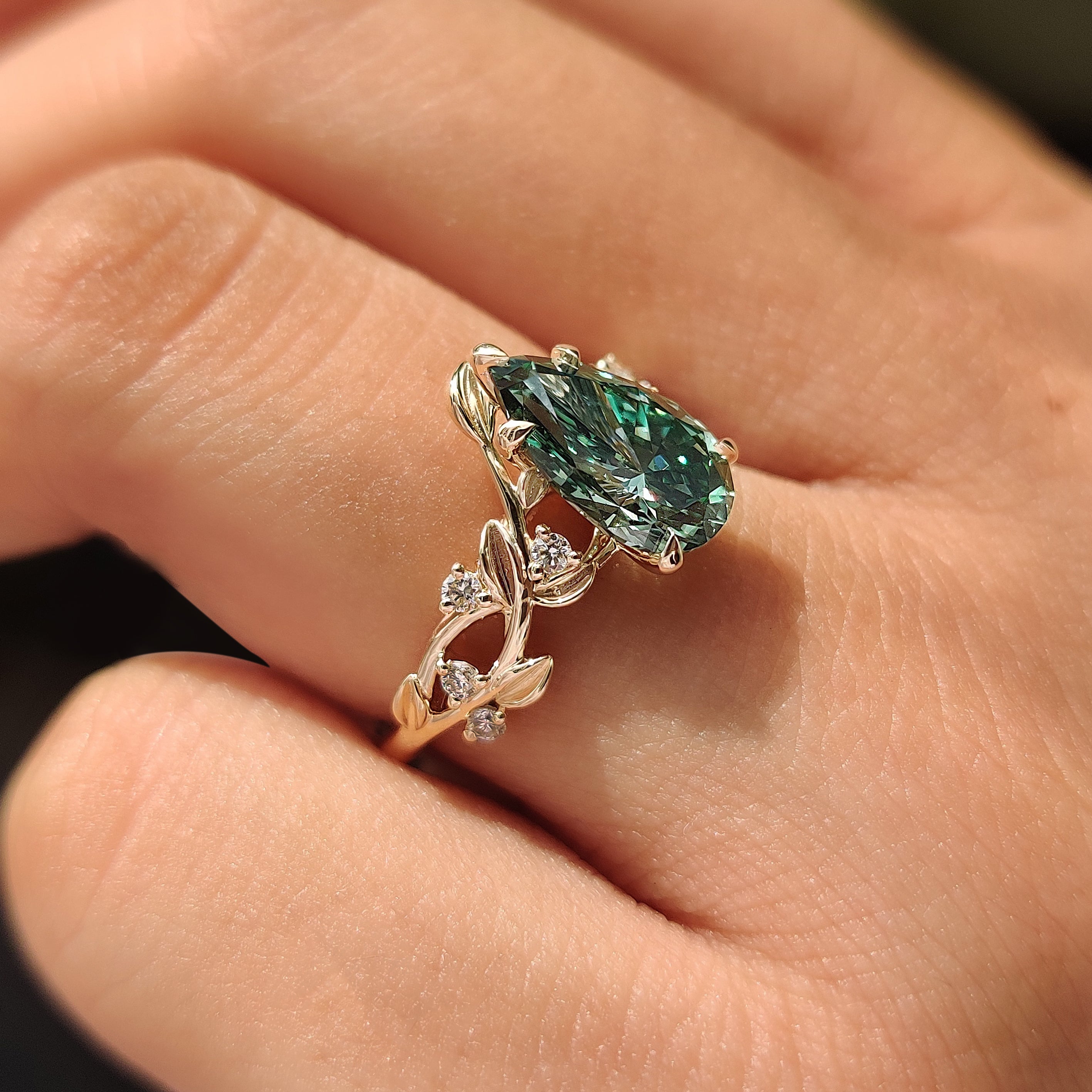 Leaves and petals design with round side stones.
