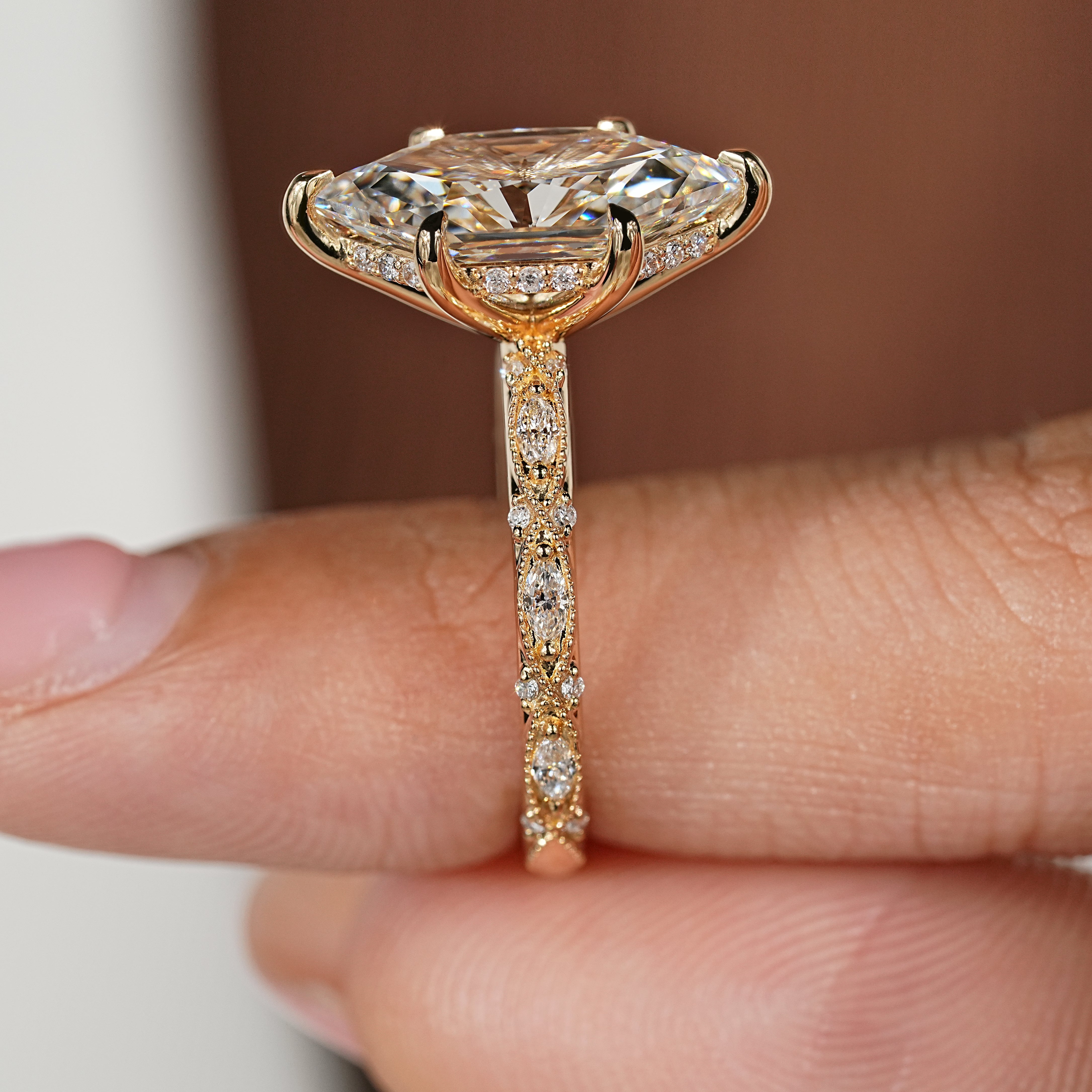 Six claw prong setting with dutch marquise center diamond
