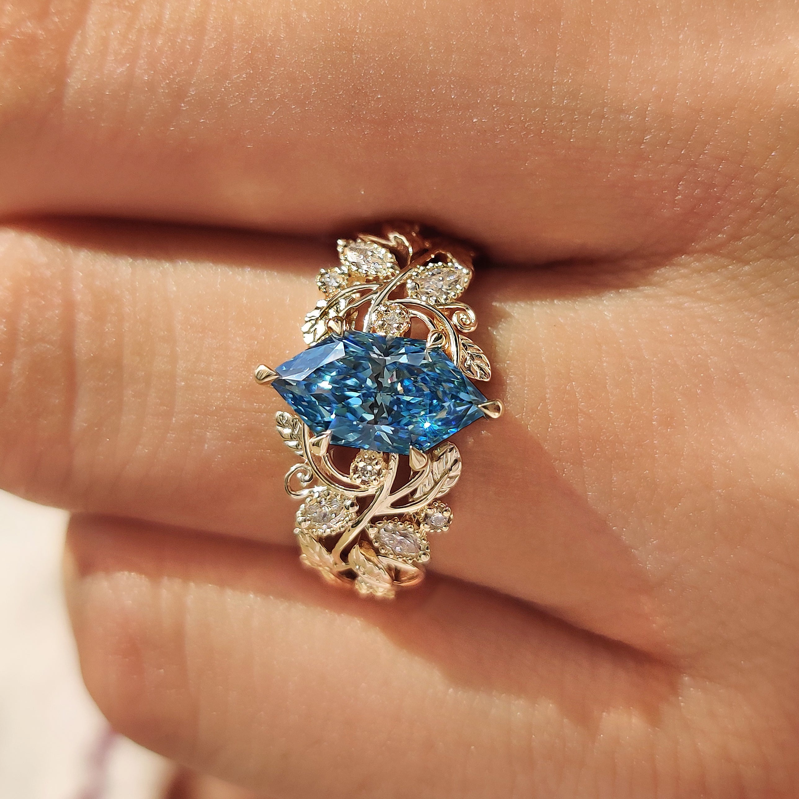 Nature inspired Dutch marquise engagement ring
