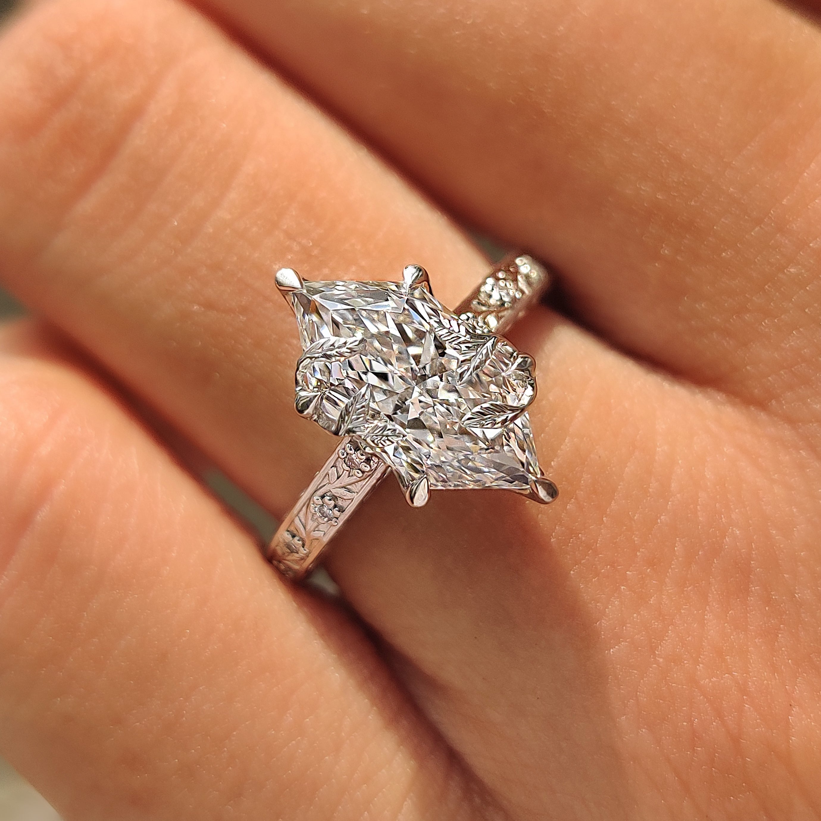 Dutch marquise center diamond in a tulip setting.
