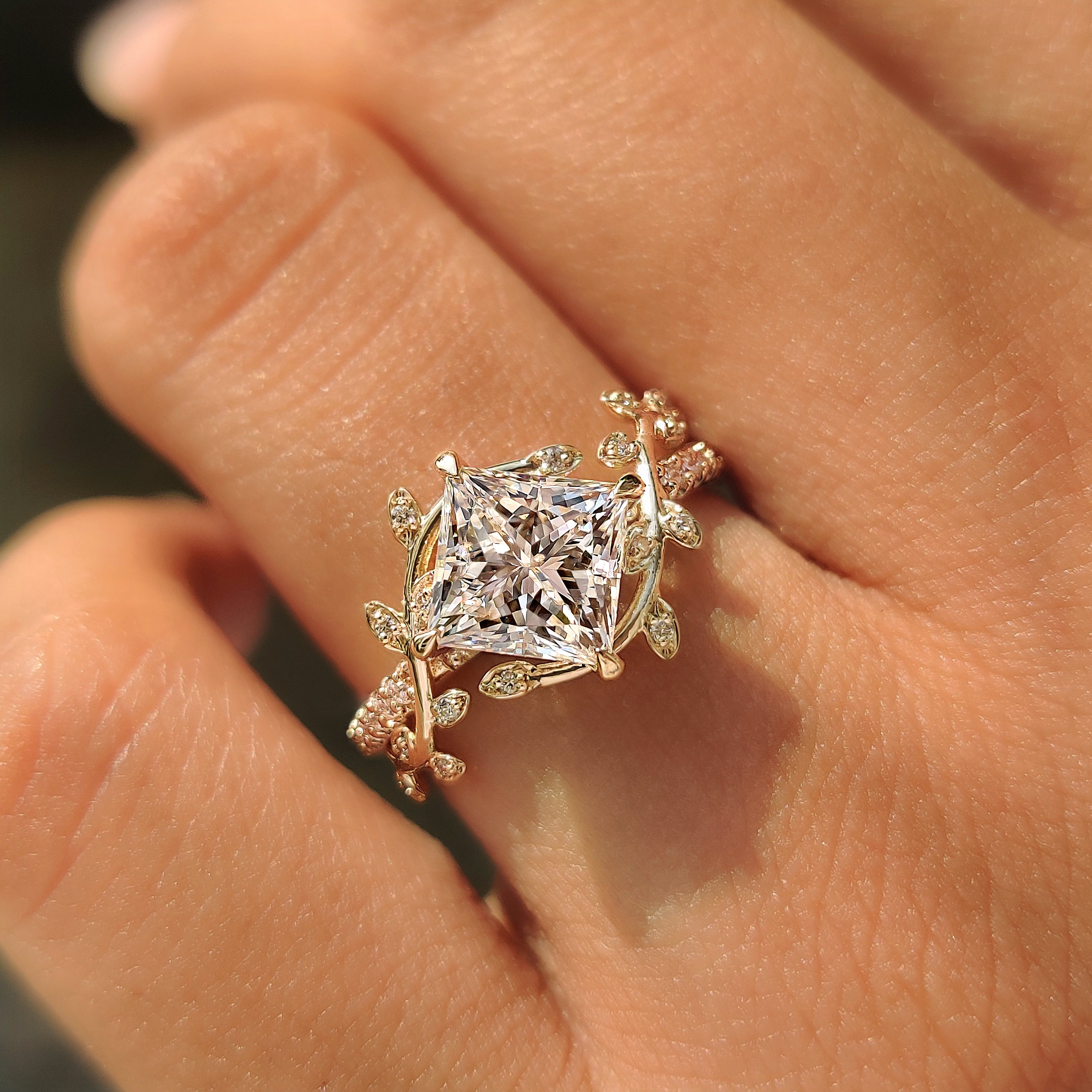 Four claw prong setting on a princess cut diamond ring.
